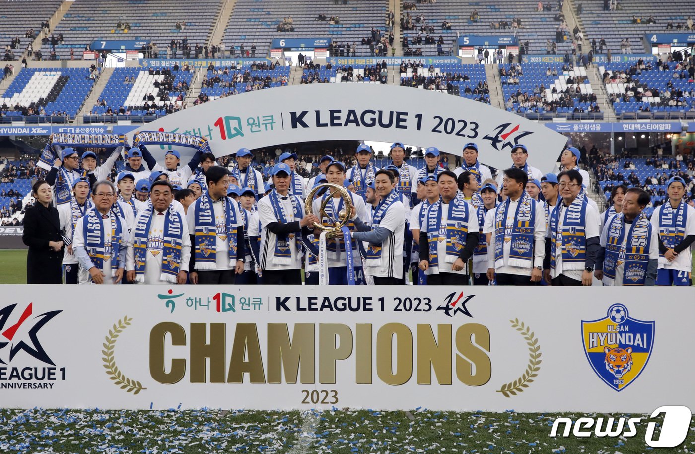 본문 이미지 - 3일 오후 울산문수축구경기장에서 열린 '하나원큐 K리그1 2023' 우승 시상식에서 울산현대 선수들이 기념 촬영을 하고 있다. 2023.12.3/뉴스1 ⓒ News1 김지혜 기자