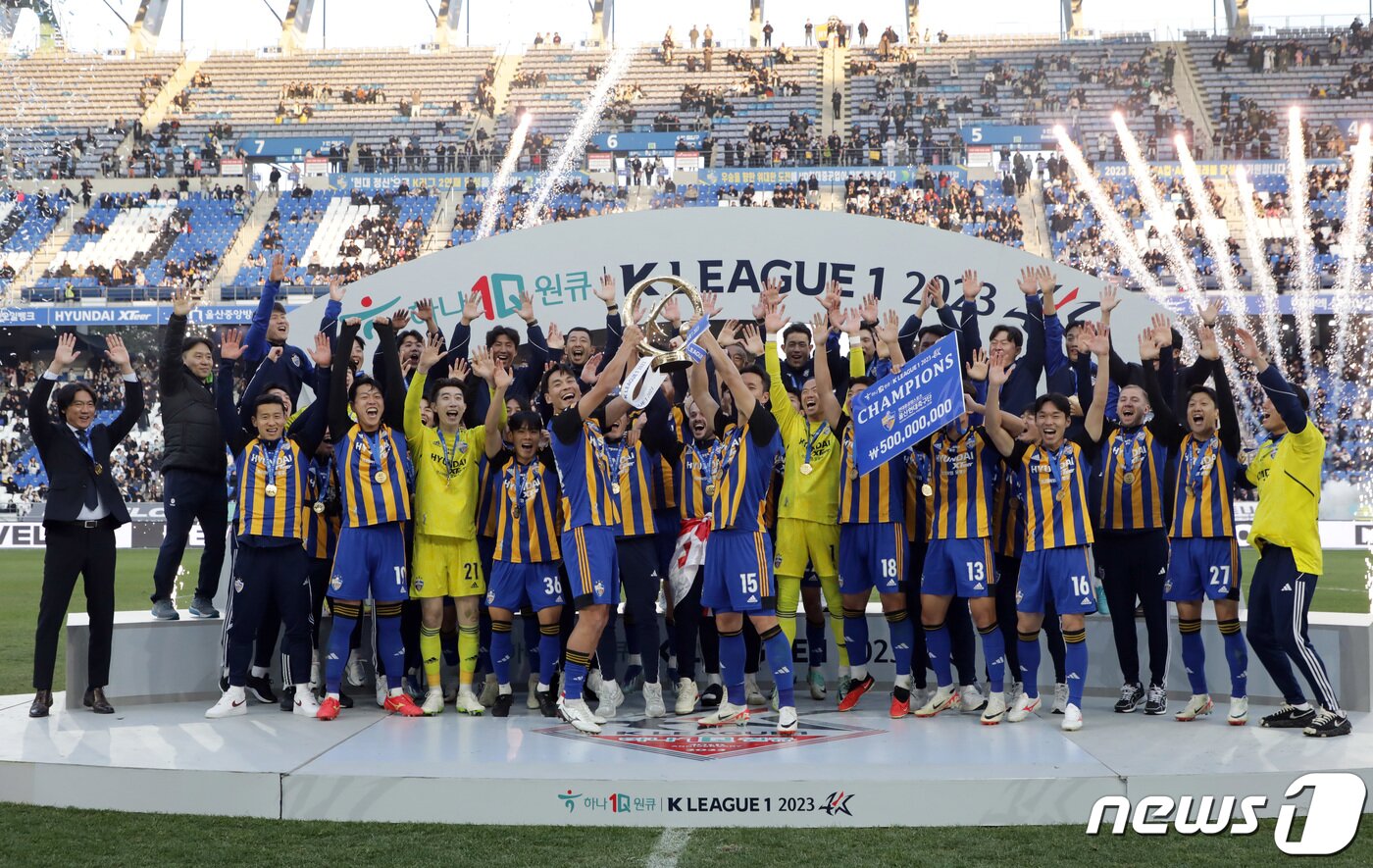 본문 이미지 - 3일 오후 울산문수축구경기장에서 열린 '하나원큐 K리그1 2023' 우승 시상식에서 울산현대 선수들이 우승 트로피를 들며 환호하고 있다. 2023.12.3/뉴스1 ⓒ News1 김지혜 기자