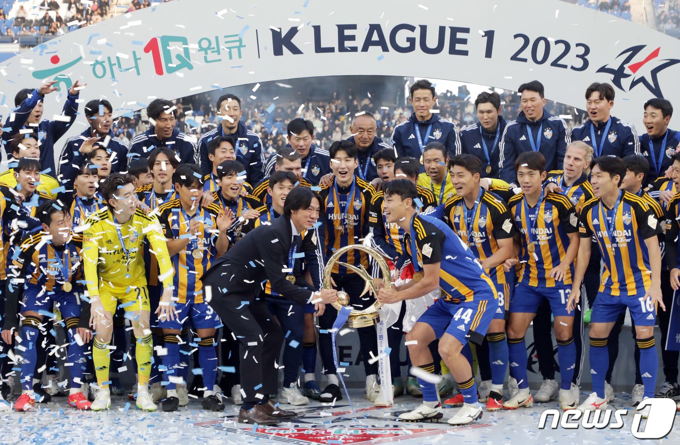 본문 이미지 - 3일 오후 울산문수축구경기장에서 열린 &#39;하나원큐 K리그1 2023&#39; 우승 시상식에서 홍명보 울산현대 감독과 선수들이 우승 트로피를 들며 환호하고 있다. 2023.12.3/뉴스1 ⓒ News1 김지혜 기자