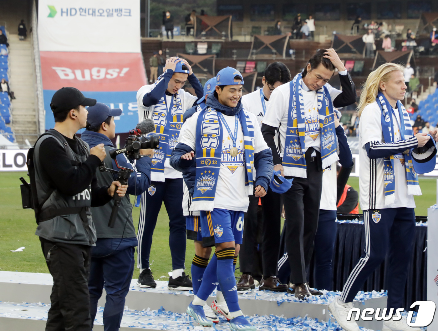 (울산=뉴스1) 김지혜 기자 = 3일 오후 울산문수축구경기장에서 열린 '하나원큐 K리그1 2023' 우승 시상식에서 울산현대 설영우가 우승복으로 환복 후 기념촬영을 위해 이동하고 …