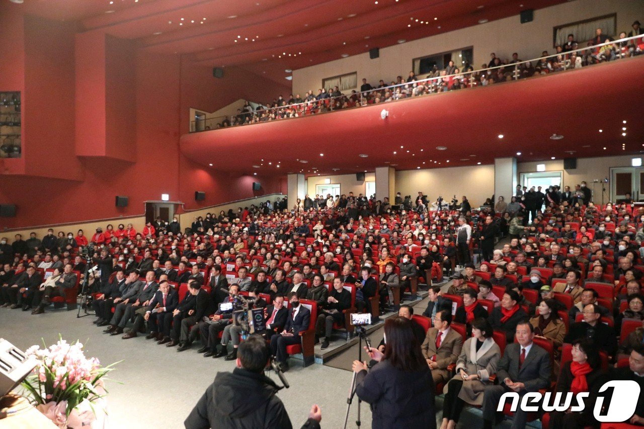 3일 오후  보은문화원 대강당에서  열린 &#39;박덕흠의 물이 가는 길&#39; 출판기념회를 찾은 내빈과 지지자들. /뉴스1