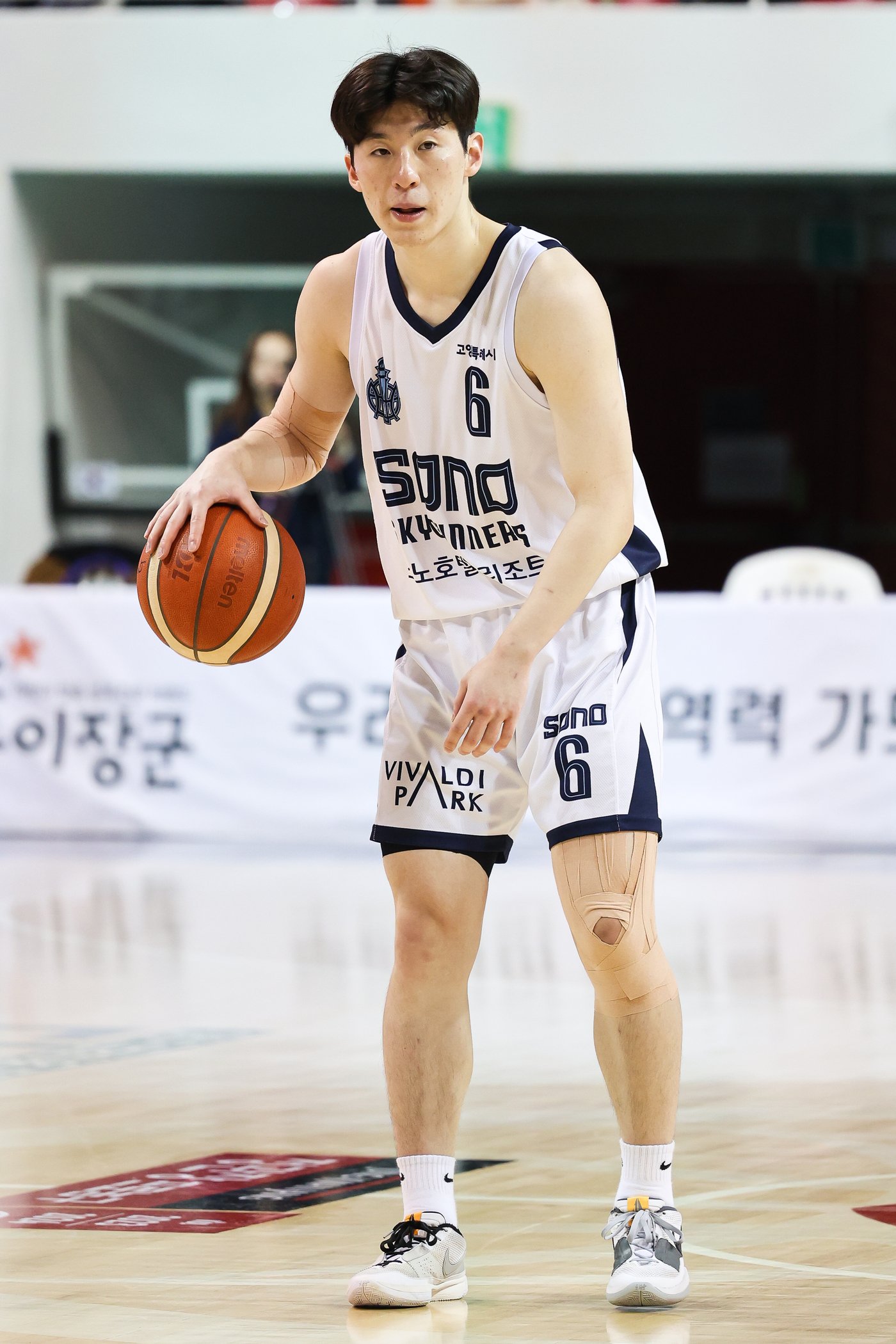 본문 이미지 - 고양 소노 이정현이 3일 현대모비스전에서 드리블을 하고 있다.(KBL 제공)