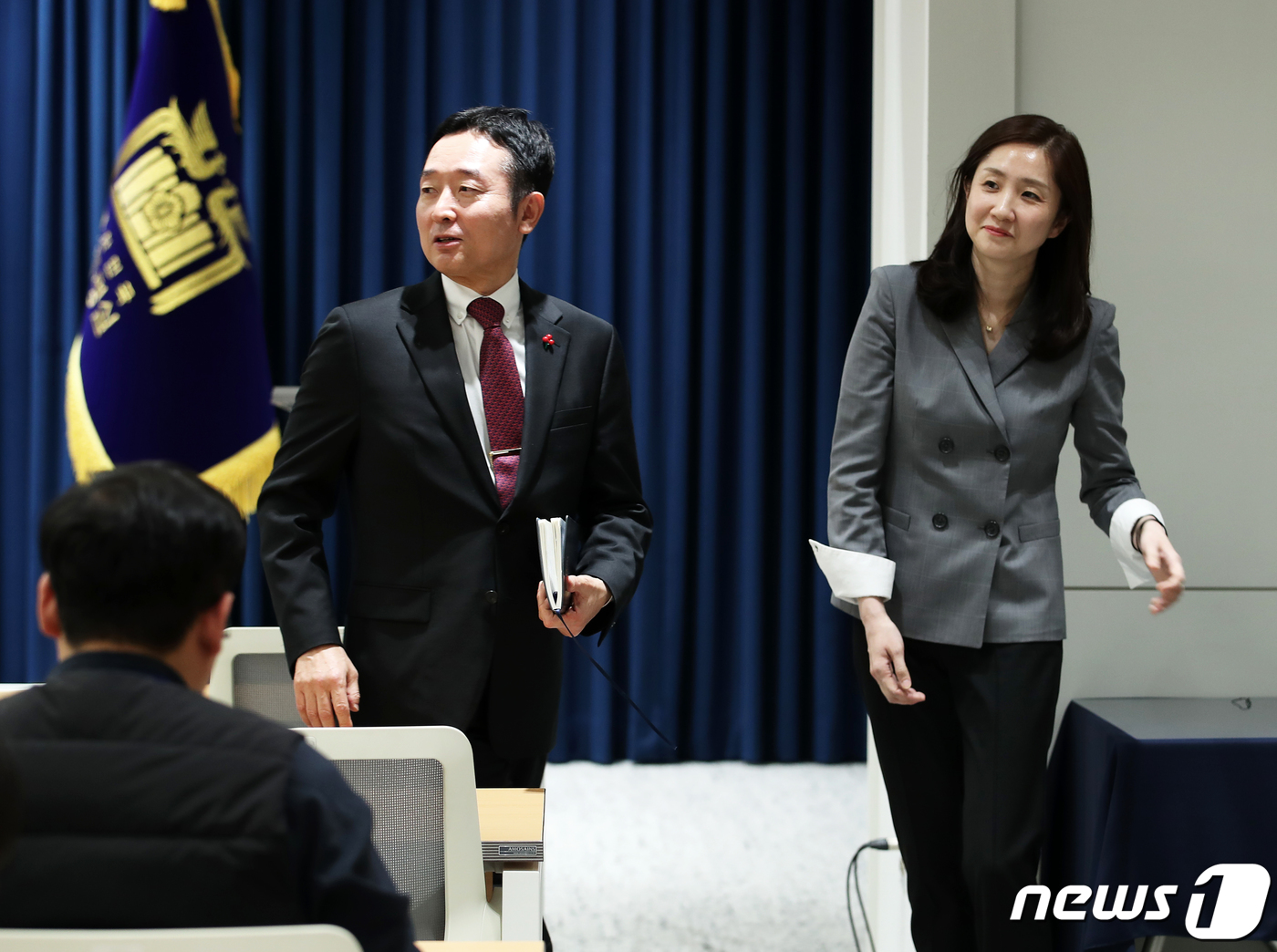 (서울=뉴스1) 오대일 기자 = 이도운 대통령실 대변인이 3일 용산 대통령실 청사 브리핑룸에서 김수경 신임 대변인을 소개하고 있다. 2023.12.3/뉴스1