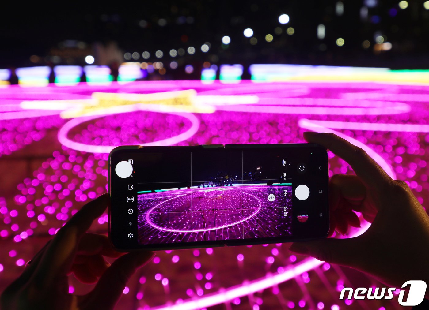 본문 이미지 - 3일 오후 부산 해운대해수욕장에서 시민들이 해운대 빛축제를 관람하고 있다. 2023.12.3/뉴스1 ⓒ News1 윤일지 기자