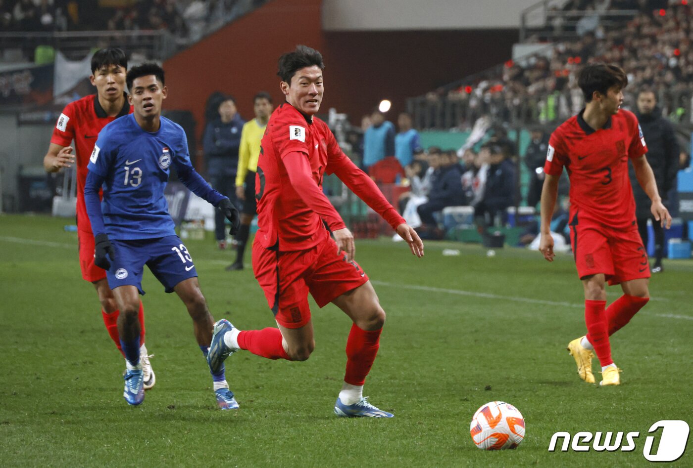 본문 이미지 - 황의조(가운데) ⓒ 로이터=뉴스1