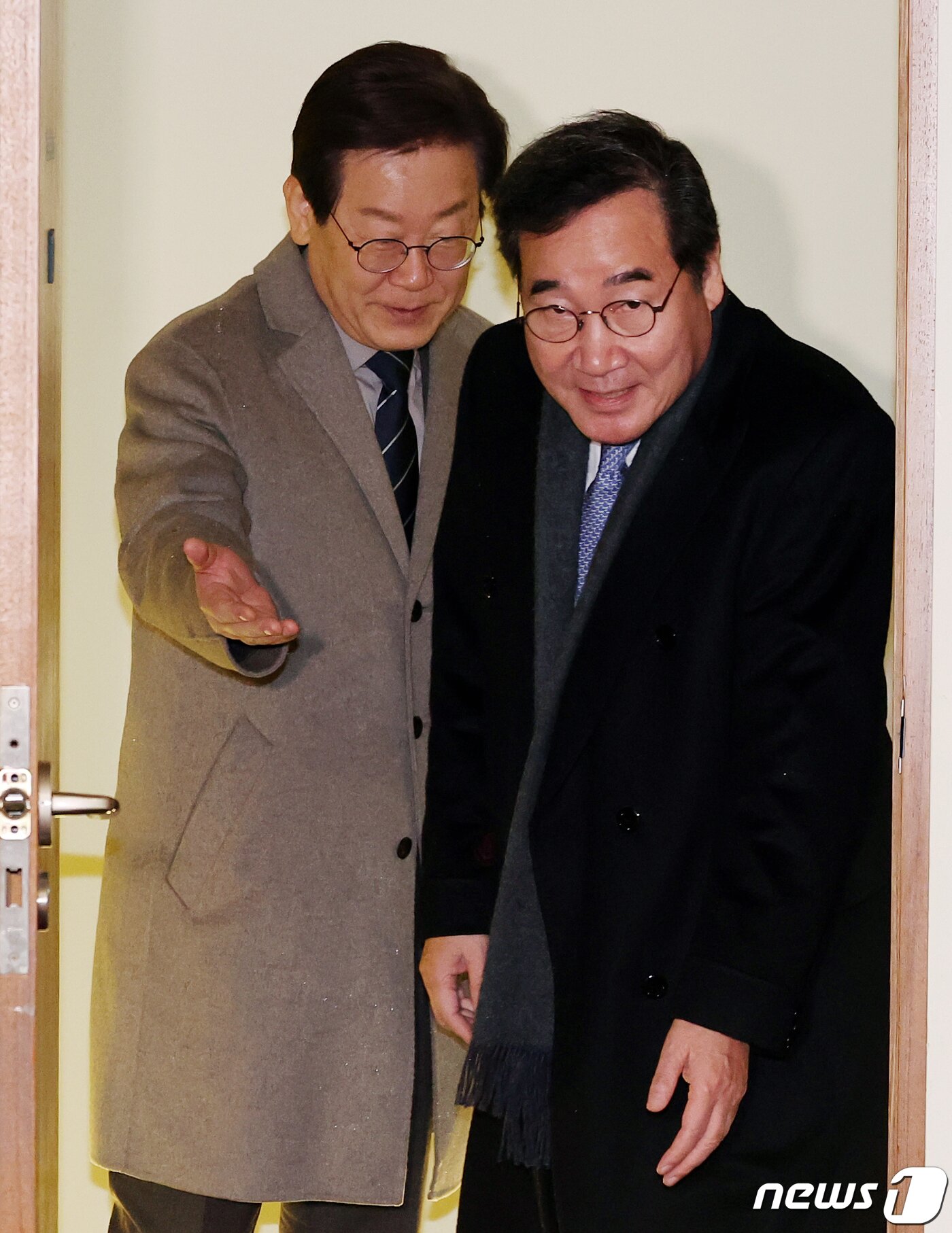 본문 이미지 - 이재명 더불어민주당 대표와 이낙연 전 대표(오른쪽)가 30일 오전 서울 중구 소재 한 식당에서 회동에 앞서 함께 들어서고 있다. 2023.12.30/뉴스1 ⓒ News1 김진환 기자