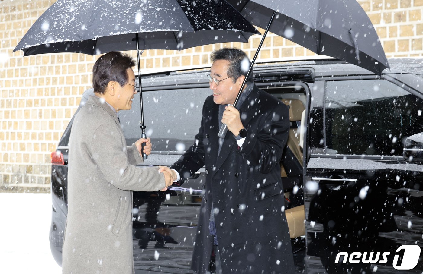 본문 이미지 - 이재명 더불어민주당 대표와 이낙연 전 대표(오른쪽)가 30일 서울 종로구의 한 음식점 앞에서 만나 악수를 나누고 있다. (공동취재) 2023.12.30/뉴스1 ⓒ News1 김진환 기자