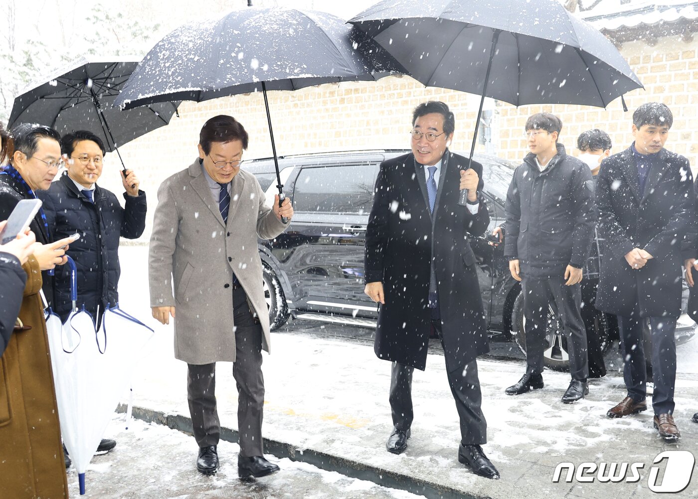 본문 이미지 - 이재명 더불어민주당 대표와 이낙연 전 대표(오른쪽)가 30일 서울 종로구의 한 음식점에서 회동을 위해 이동하고 있다. (공동취재) 2023.12.30/뉴스1 ⓒ News1 김진환 기자