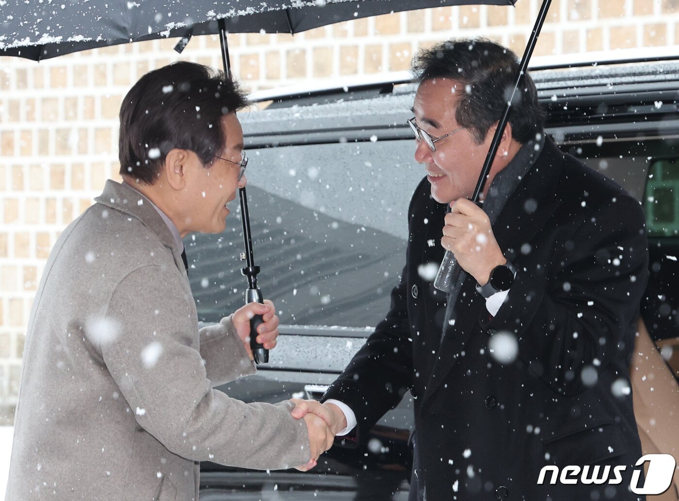 본문 이미지 - 이재명 더불어민주당 대표와 이낙연 전 대표(오른쪽)가 30일 서울 종로구의 한 음식점 앞에서 인사를 나누고 있다. (공동취재) 2023.12.30/뉴스1 ⓒ News1 김진환 기자