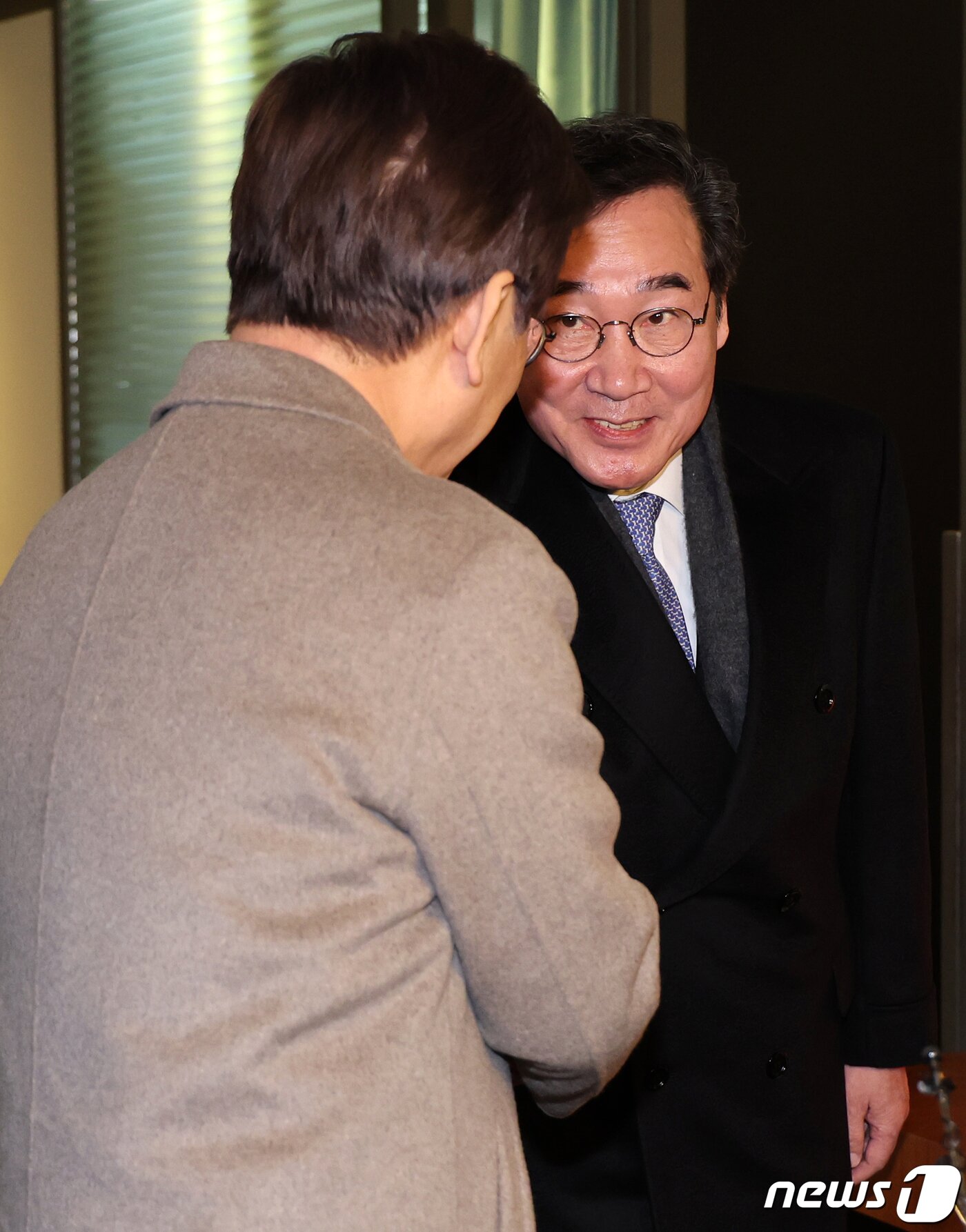 본문 이미지 - 이낙연 더불어민주당 전 대표가 30일 서울 종로구의 한 음식점에서 회동을 마친 뒤 이재명 대표와 악수를 나누고 있다. 2023.12.30/뉴스1 ⓒ News1 김진환 기자
