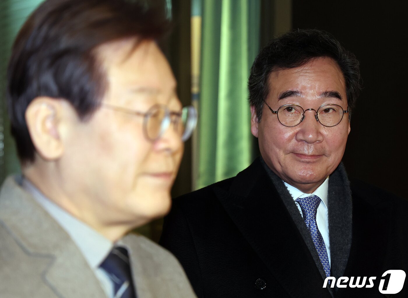 본문 이미지 - 이낙연 더불어민주당 전 대표가 30일 서울 종로구의 한 음식점에서 회동을 마친 뒤 이재명 대표를 응시하고 있다. 2023.12.30/뉴스1 ⓒ News1 김진환 기자