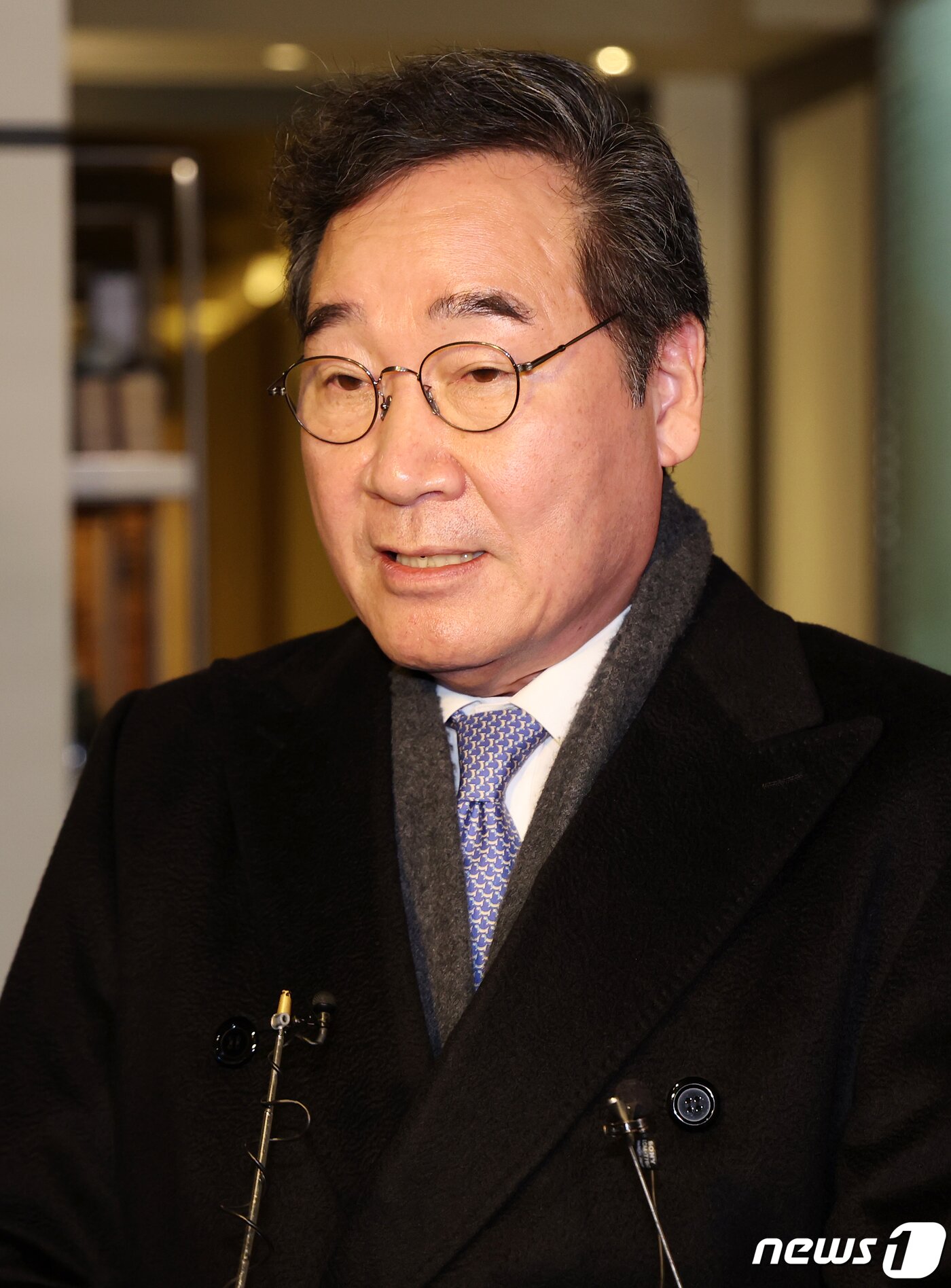 본문 이미지 - 이낙연 더불어민주당 전 대표가 30일 서울 종로구의 한 음식점에서 회동을 마친 뒤 굳은 표정을 지으며 입장을 밝히고 있다. 2023.12.30/뉴스1 ⓒ News1 김진환 기자