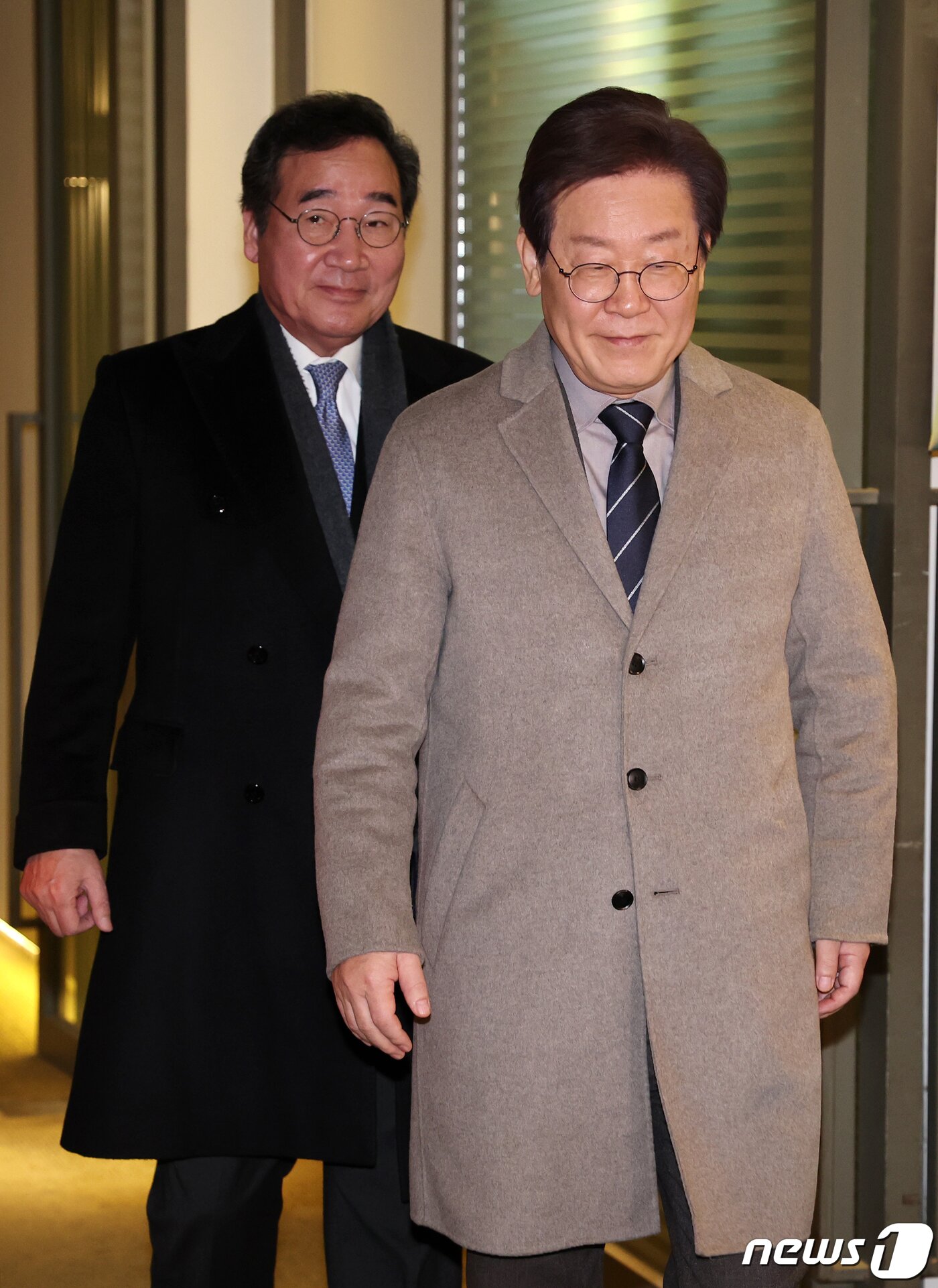 본문 이미지 - 이재명 더불어민주당 대표와 이낙연 전 대표(뒤)가 30일 서울 종로구의 한 음식점에서 회동을 마친 뒤 입장을 밝히기 위해 들어서고 있다. 2023.12.30/뉴스1 ⓒ News1 김진환 기자