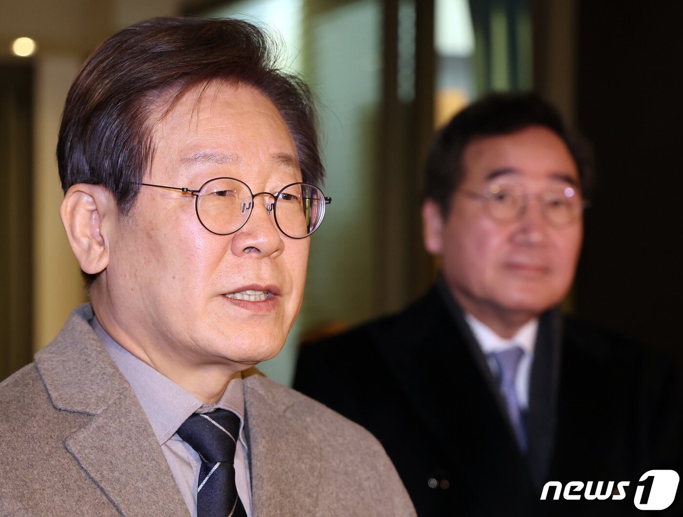 본문 이미지 - 이재명 더불어민주당 대표가 30일 서울 종로구의 한 음식점에서 회동을 마친 뒤 취재진 앞에서 입장을 밝히고 있다. 2023.12.30/뉴스1 ⓒ News1 김진환 기자