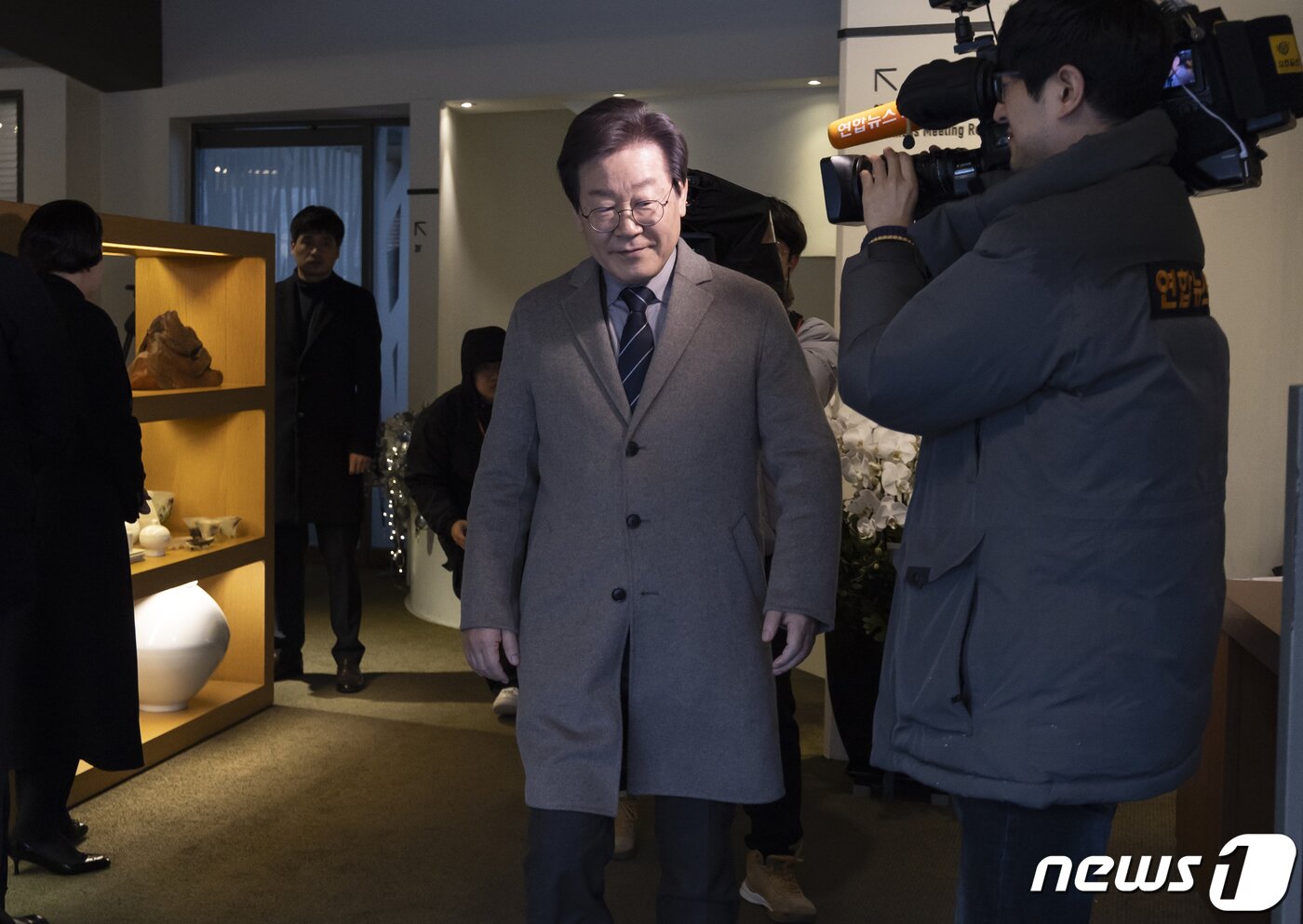 본문 이미지 - 이재명 더불어민주당 대표가 30일 오전 서울 중구의 한 식당에서 이낙연 전 대표와 회동을 마친 후 차로 이동하고 있다. (공동취재) 2023.12.30/뉴스1 ⓒ News1 김진환 기자