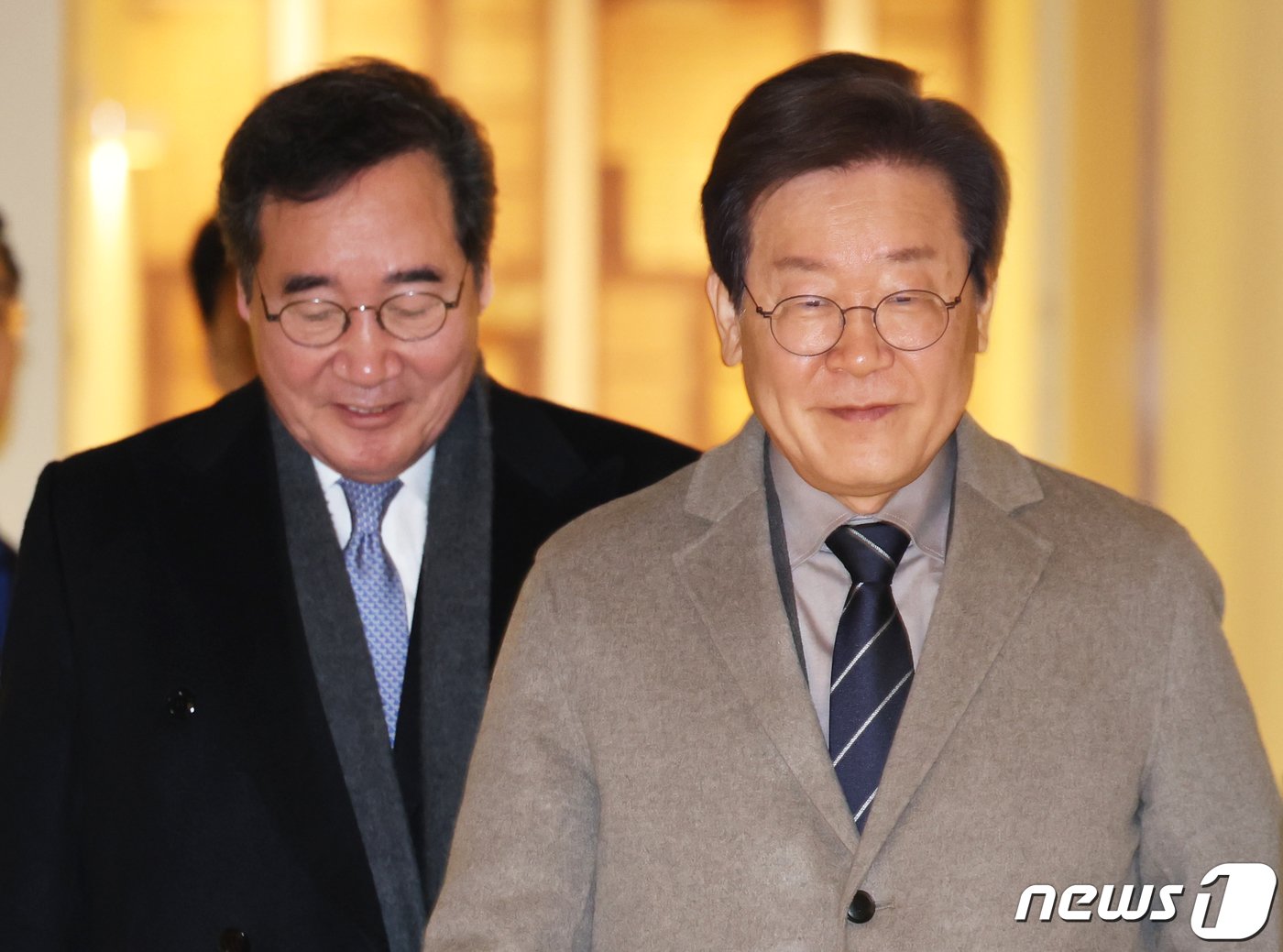 본문 이미지 - 이재명 더불어민주당 대표와 이낙연 전 대표(왼쪽)가 30일 서울 종로구의 한 음식점에서 회동을 마치고 이동하고 있다. (공동취재) 2023.12.30/뉴스1 ⓒ News1 김진환 기자