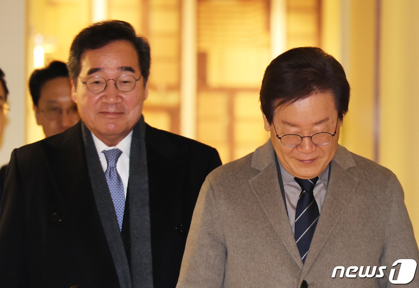 본문 이미지 - 이재명 더불어민주당 대표와 이낙연 전 대표&#40;왼쪽&#41;가 30일 서울 종로구의 한 음식점에서 회동을 마치고 이동하고 있다. &#40;공동취재&#41; 2023.12.30/뉴스1 ⓒ News1 김진환 기자