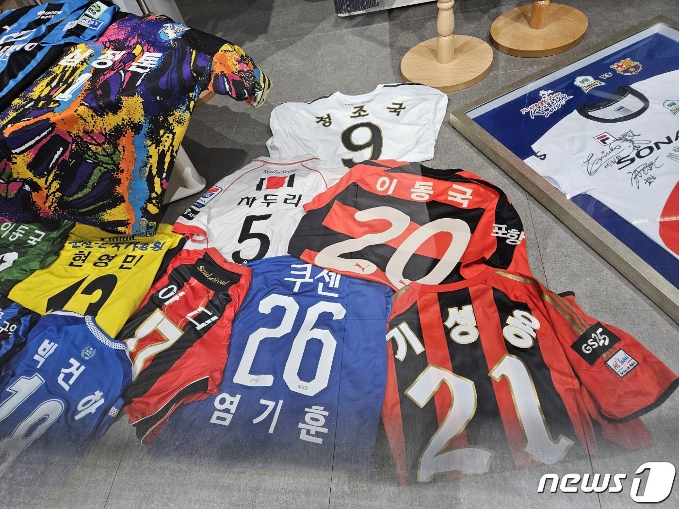 본문 이미지 - K리그 40주년 전시회에 전시된 역대 유니폼들ⓒ News1 안영준 기자