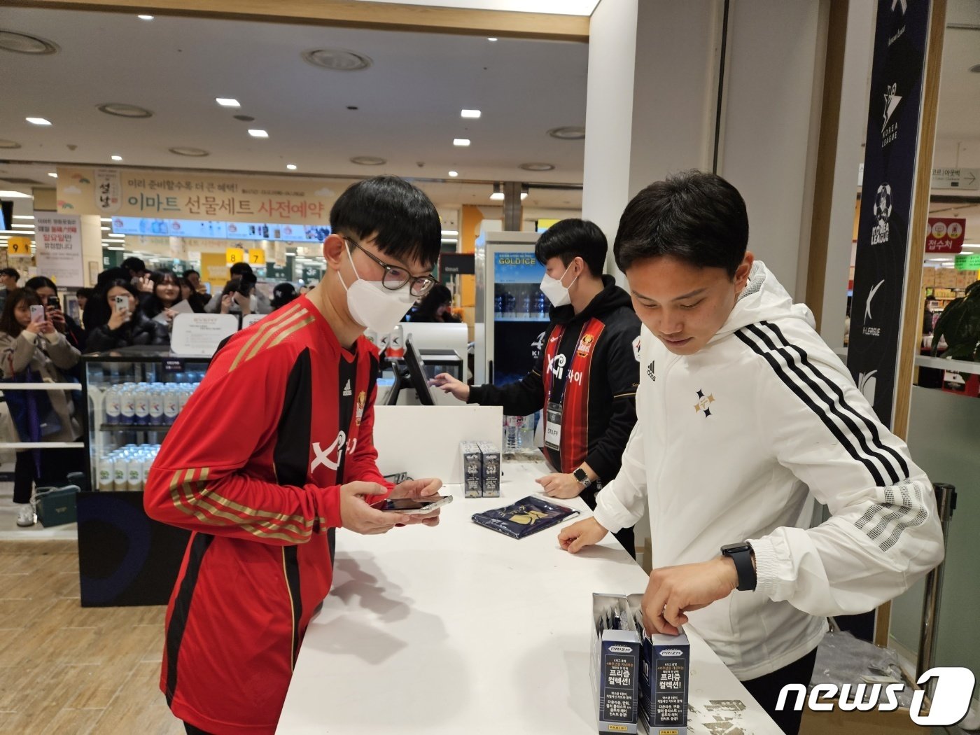 본문 이미지 -  팝업 스토어 일일 판매원으로 나선 조영욱(오른쪽)ⓒ News1 안영준 기자