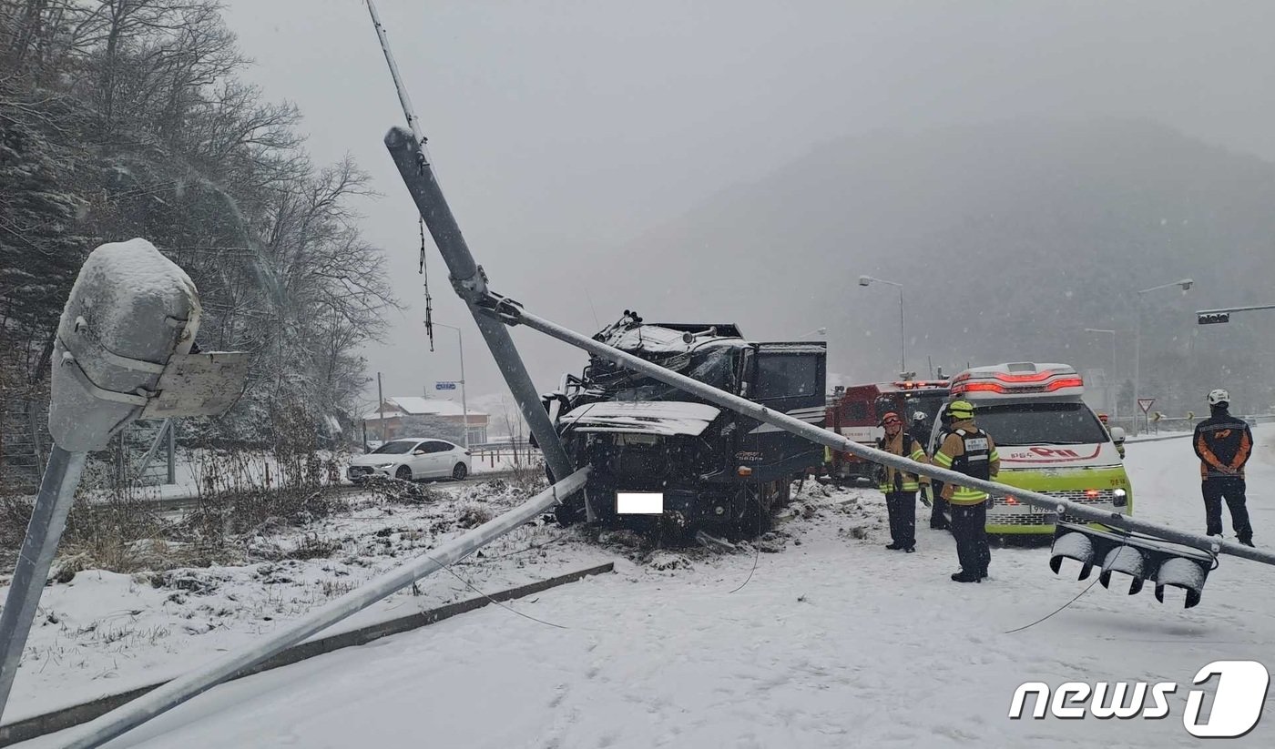 본문 이미지 - 강원 춘천 서면 당림리 25톤 트럭 신호등 충돌 사고 현장.(강원도소방본부 제공)
