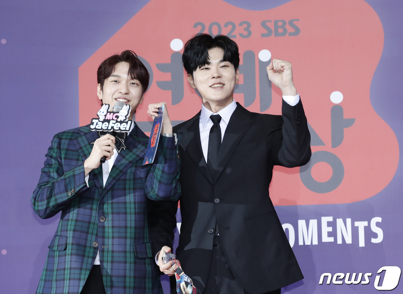 (서울=뉴스1) 권현진 기자 = 방송인 유재필과 이인권 아나운서(오른쪽)가 30일 오후 서울 마포구 상암 SBS 프리즘타워에서 진행된 ‘2023 SBS 연예대상’ 레드카펫 행사에 …