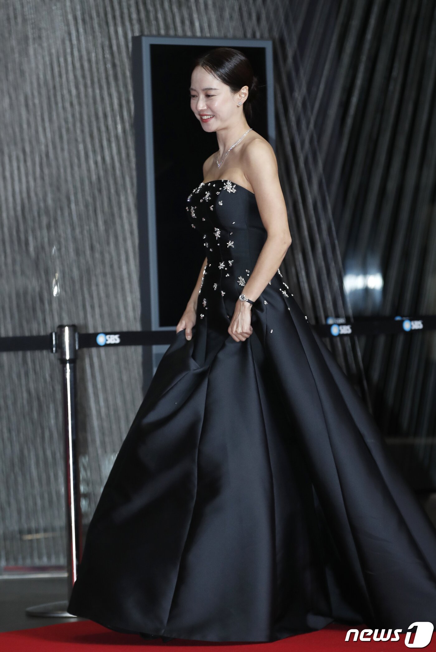 본문 이미지 - 배우 송지효가 30일 오후 서울 마포구 상암 SBS 프리즘타워에서 진행된 ‘2023 SBS 연예대상’에서 여신 미모를 발산하며 레드카펫을 밟고 있다. ⓒ News1 권현진 기자