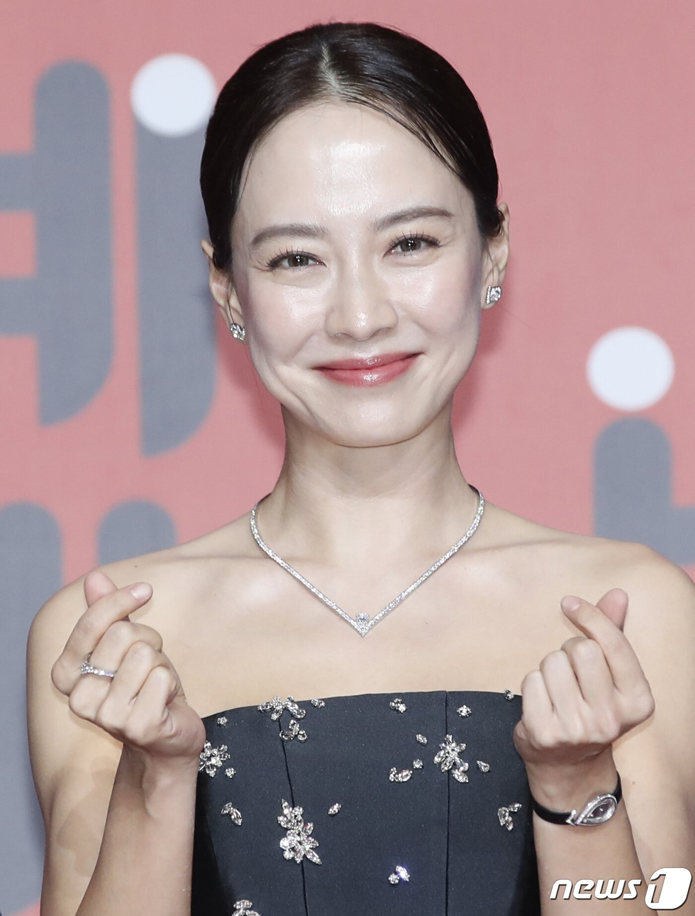 본문 이미지 - 배우 송지효가 30일 오후 서울 마포구 상암 SBS 프리즘타워에서 진행된 ‘2023 SBS 연예대상’ 레드카펫 행사에서 하트를 그리고 있다. ⓒ News1 권현진 기자