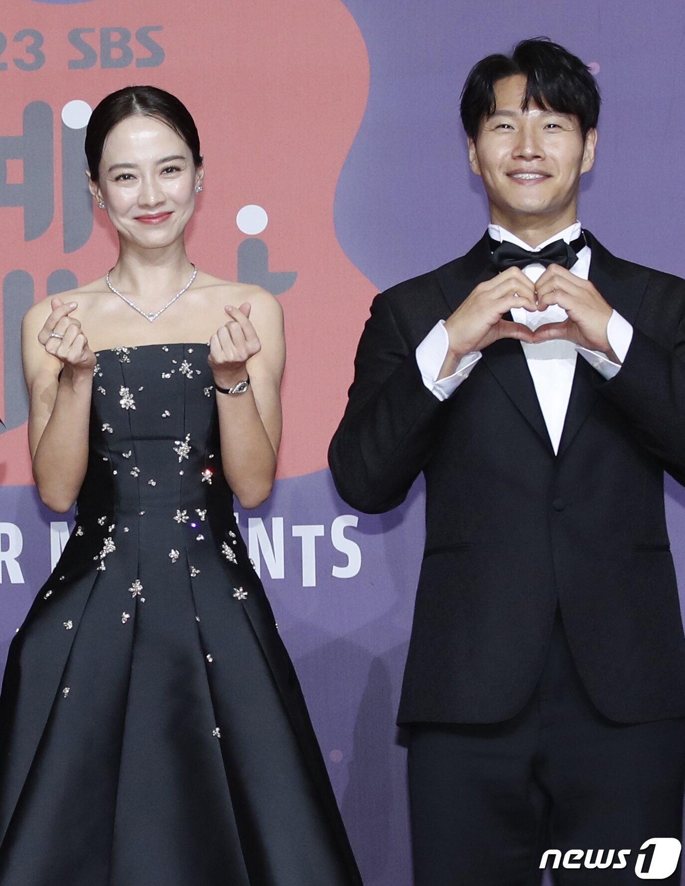 본문 이미지 - '런닝맹' 송지효와 김종국(오른쪽)이 30일 오후 서울 마포구 상암 SBS 프리즘타워에서 진행된 ‘2023 SBS 연예대상’ 레드카펫 행사에서 하트를 그리고 있다. ⓒ News1 권현진 기자