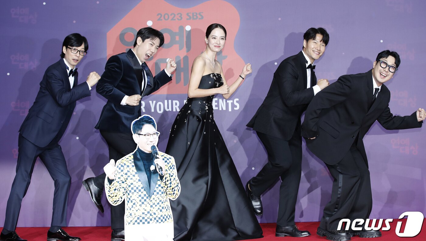 본문 이미지 - '런닝맹' 유재석(왼쪽부터)과 양세찬, 송지효, 김종국, 하하가 30일 오후 서울 마포구 상암 SBS 프리즘타워에서 진행된 ‘2023 SBS 연예대상’ 레드카펫 행사에서 '런닝맨' 포즈를 취하고 있다. ⓒ News1 권현진 기자