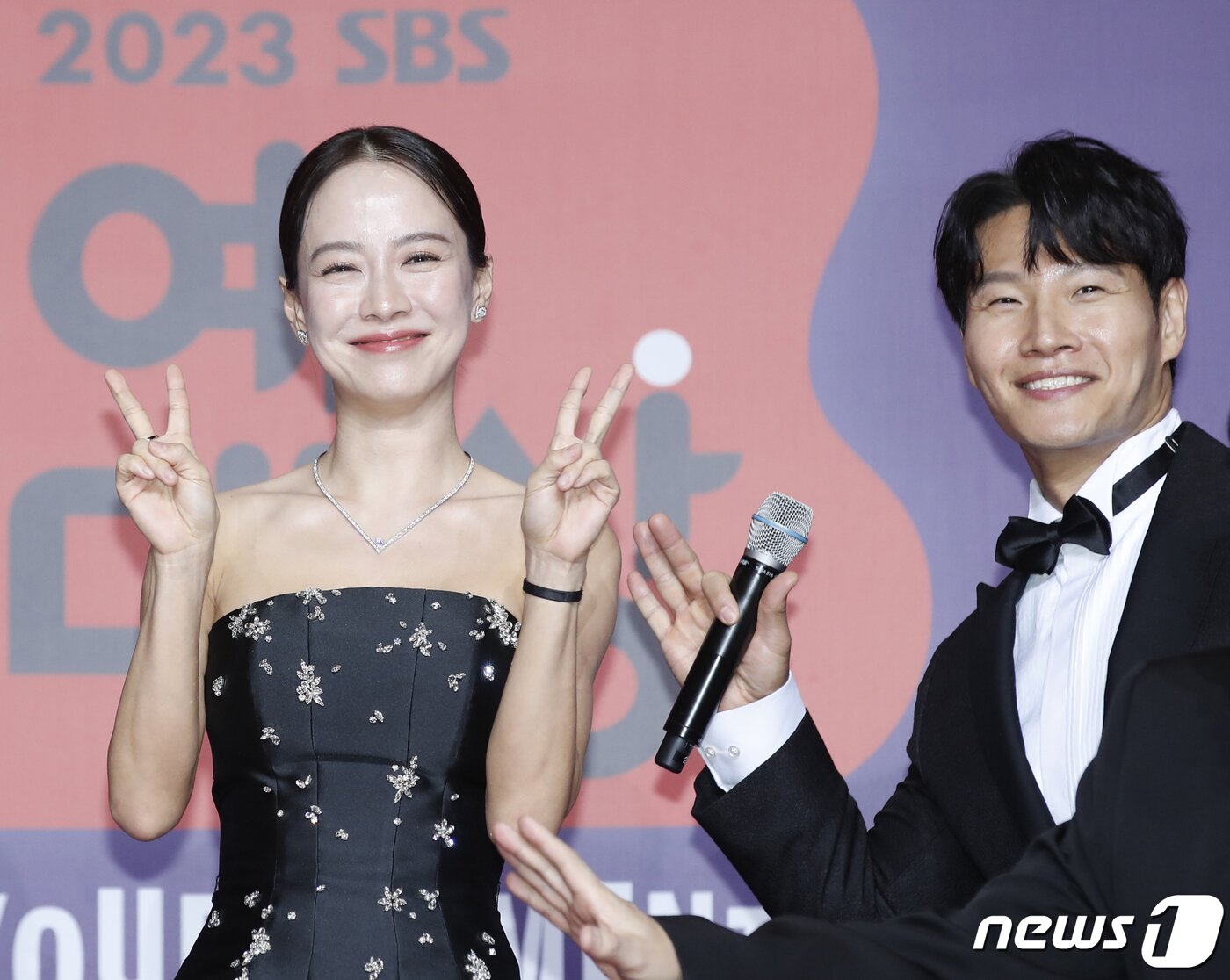 본문 이미지 - '런닝맨'의 송지효와 김종국(오른쪽)이 30일 오후 서울 마포구 상암 SBS 프리즘타워에서 진행된 ‘2023 SBS 연예대상’ 레드카펫 행사에서 포즈를 취하고 있다.  ⓒ News1 권현진 기자