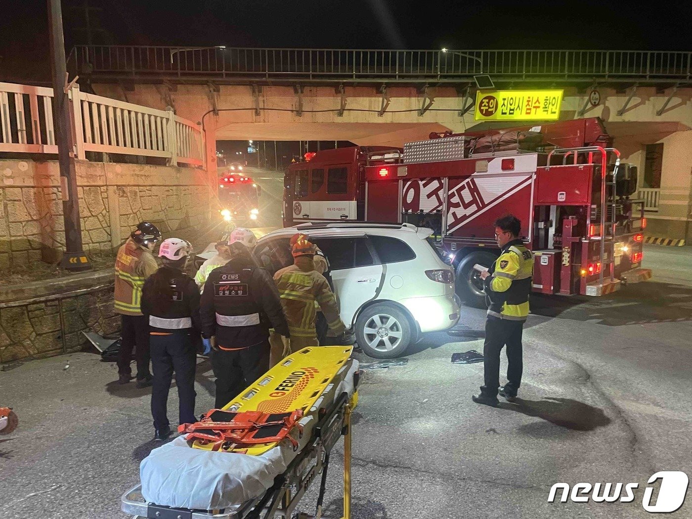 본문 이미지 - 지난 3월 8일 오전 4시 58분쯤 강원 동해의 한 도로에서 육군 원사 A(47)씨가 아내 B씨를 조수석에 태우고 가다 옹벽을 들이받는 사고가 발생했다.(뉴스1 DB)