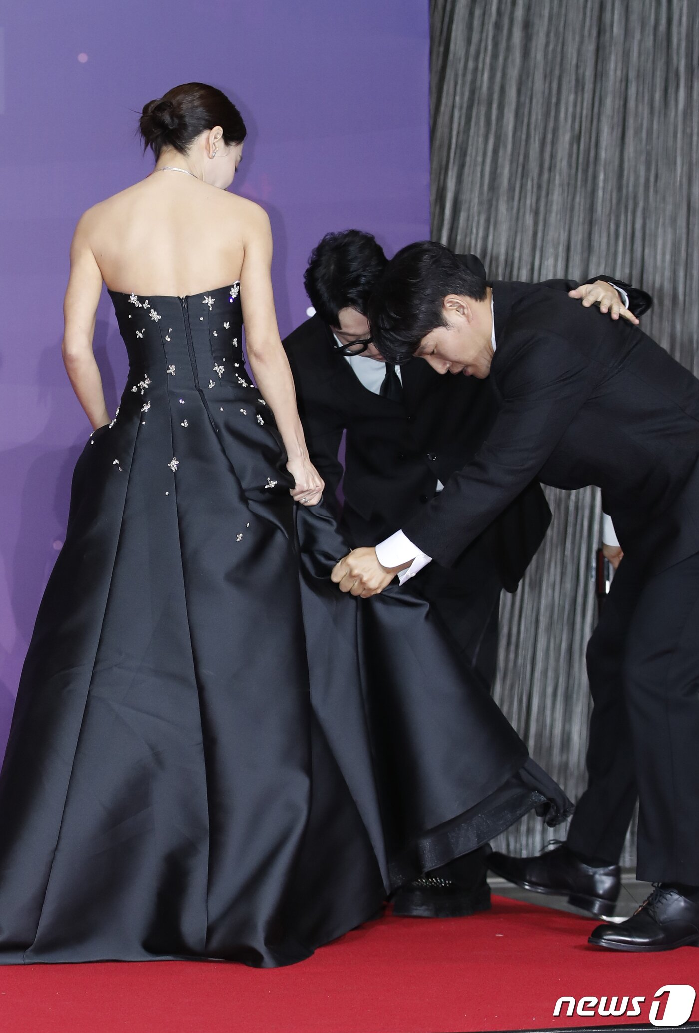 본문 이미지 - '런닝맨' 하하와 김종국(오른쪽)이 30일 오후 서울 마포구 상암 SBS 프리즘타워에서 진행된 ‘2023 SBS 연예대상’ 레드카펫 행사에서 송지효의 드레스가 단상에 걸려 난감해 하자 정리해 주고 있다. ⓒ News1 권현진 기자
