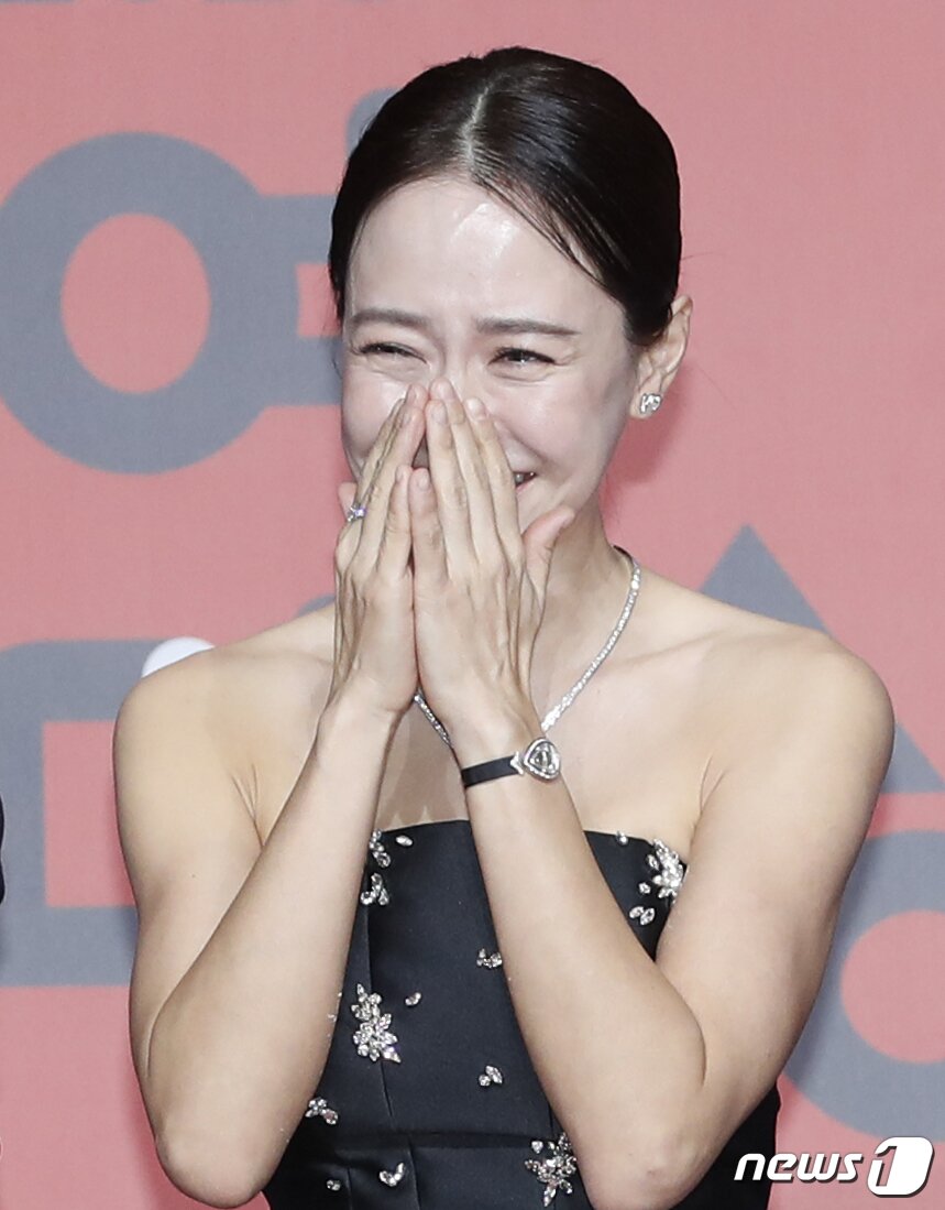 본문 이미지 - 배우 송지효가 30일 오후 서울 마포구 상암 SBS 프리즘타워에서 진행된 ‘2023 SBS 연예대상’ 레드카펫 행사에서 행복한 미소를 짓고 있다. ⓒ News1 권현진 기자