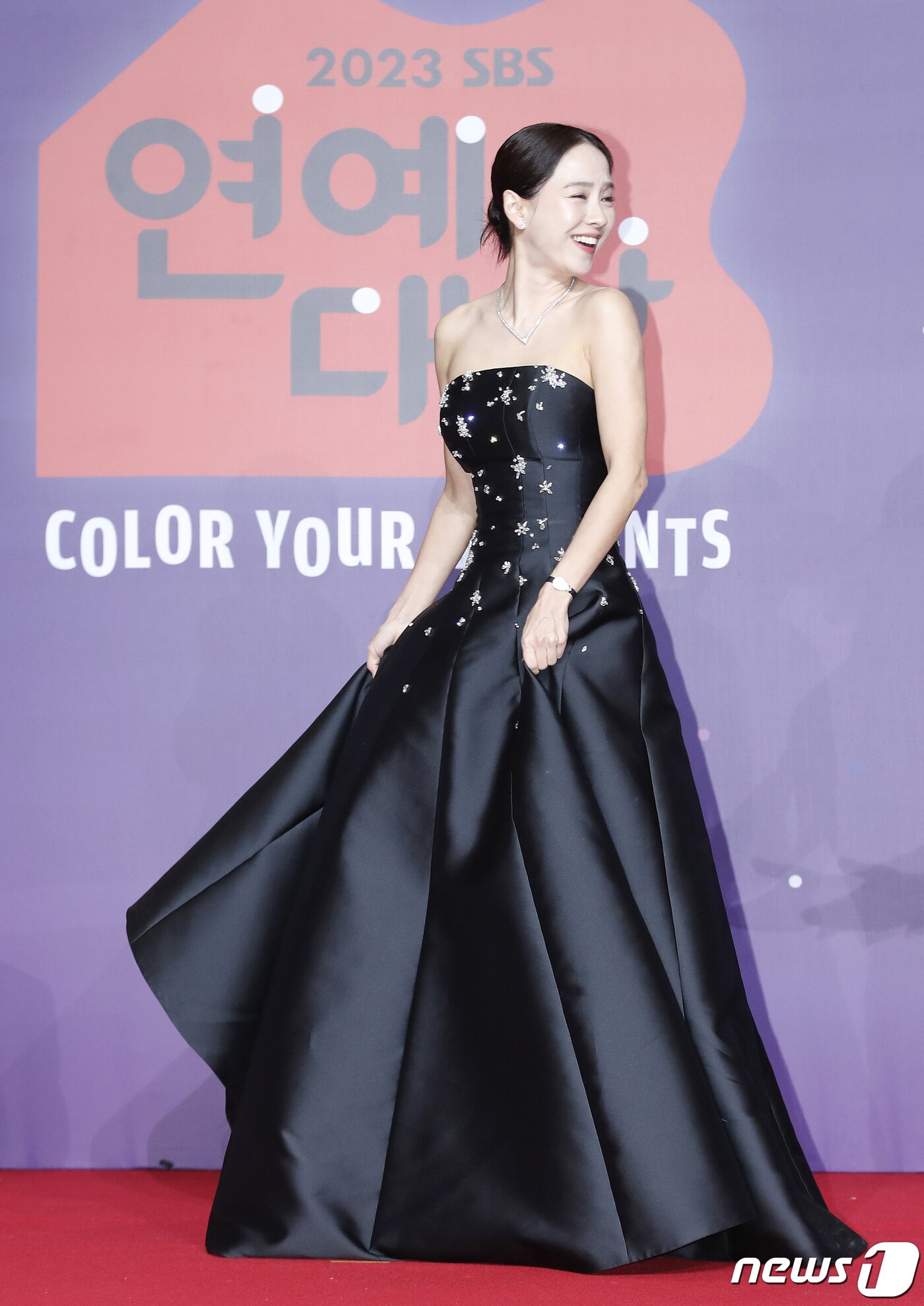 본문 이미지 - 배우 송지효가 30일 오후 서울 마포구 상암 SBS 프리즘타워에서 진행된 ‘2023 SBS 연예대상’ 레드카펫 행사에서 미소를 짓고 있다. ⓒ News1 권현진 기자