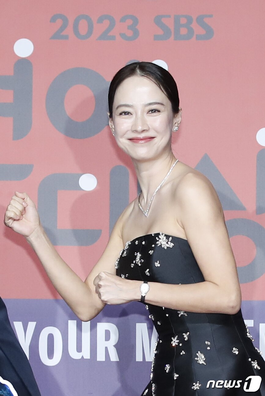 본문 이미지 - 배우 송지효가 30일 오후 서울 마포구 상암 SBS 프리즘타워에서 진행된 ‘2023 SBS 연예대상’ 레드카펫 행사에서 런닝맨 포즈를 취하고 있다. ⓒ News1 권현진 기자