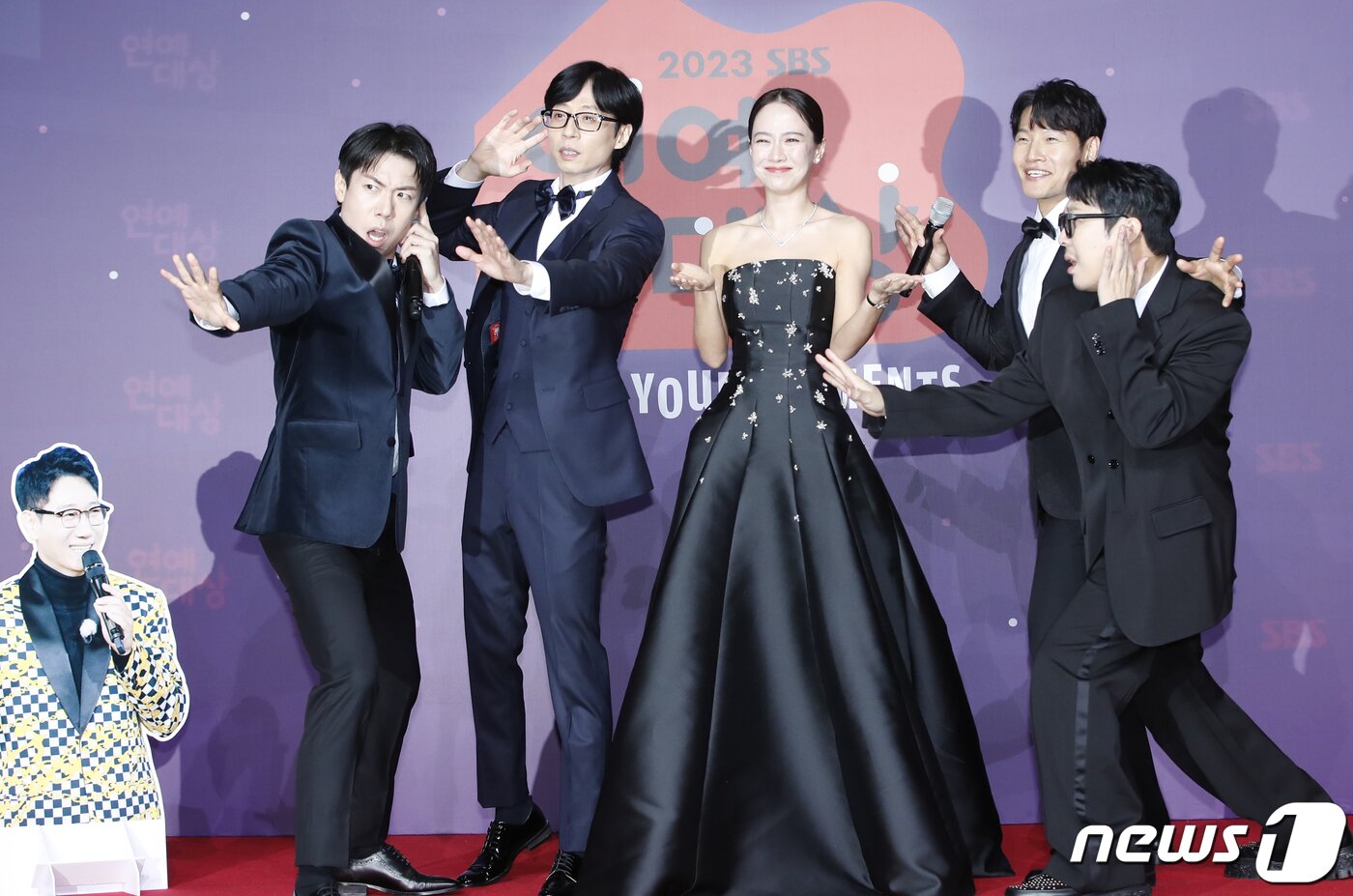 본문 이미지 - 배우 송지효가 30일 오후 서울 마포구 상암 SBS 프리즘타워에서 진행된 ‘2023 SBS 연예대상’ 레드카펫 행사에서 멤버들의 사랑을 받으며 포즈를 취하고 있다. ⓒ News1 권현진 기자