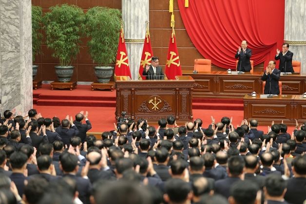 북한, 연말 경제성과 독려하며 "당과 수령에 대한 신심" 강조