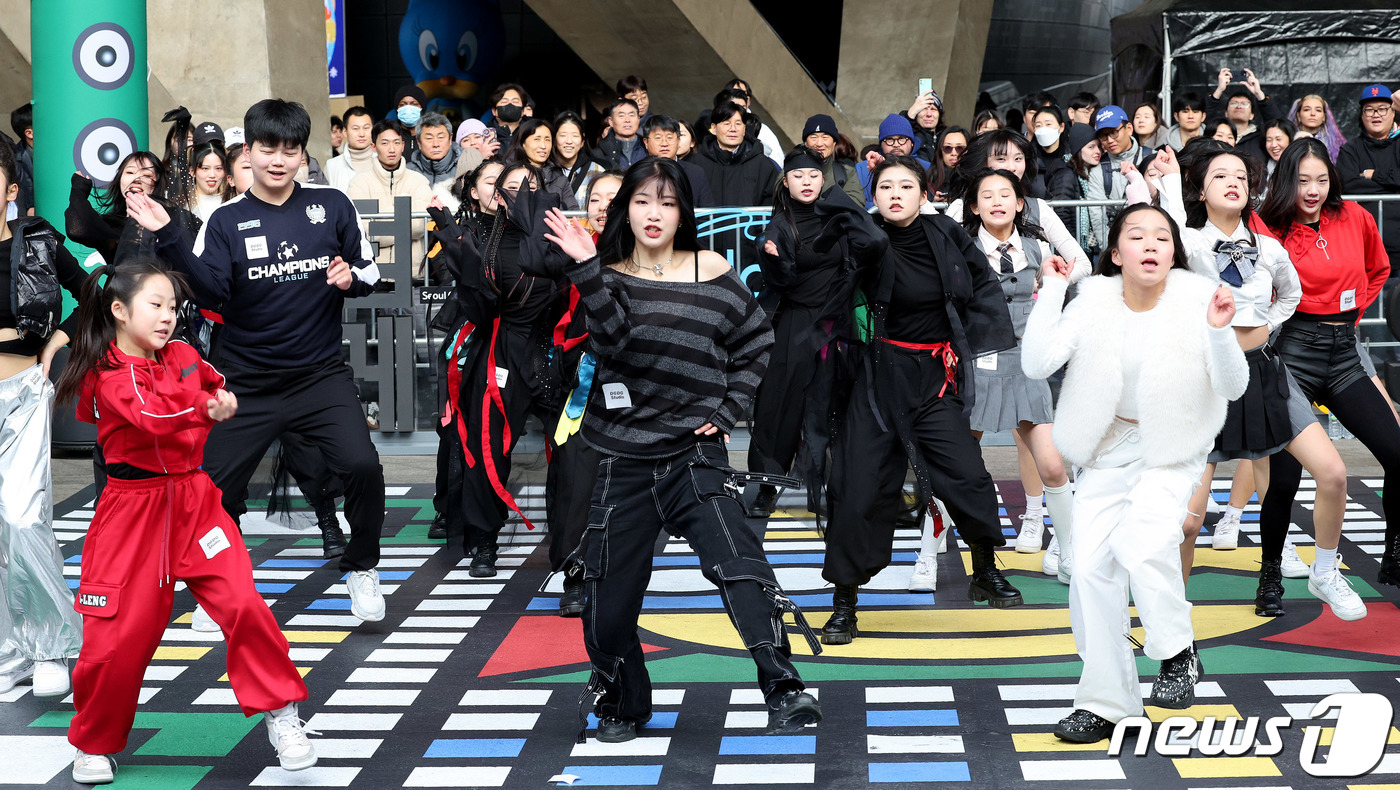 (서울=뉴스1) 장수영 기자 = 31일 오후 서울 중구 동대문디자인플라자(DDP)에서 열린 2023 서울콘을 찾은 관람객들이 K-POP 랜덤플레이 댄스를 관람하고 있다.지난 30일 …