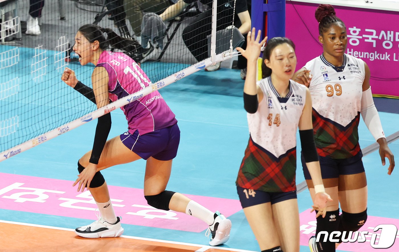 본문 이미지 - 31일 인천 삼산월드체육관에서 열린 여자프로배구 '2023-2024 도드람 V리그' 흥국생명과 현대건설의 경기에서 흥국생명 김연경이 득점에 성공한 뒤 기뻐하고 있다. 2023.12.31/뉴스1 ⓒ News1 허경 기자