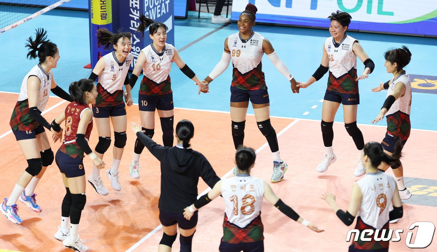 본문 이미지 - 31일 인천 삼산월드체육관에서 열린 여자프로배구 '2023-2024 도드람 V리그' 흥국생명과 현대건설의 경기에서 세트 스코어 3대0로 승리를 거둔 현대건설 선수들이 기뻐하고 있다. 2023.12.31/뉴스1 ⓒ News1 허경 기자