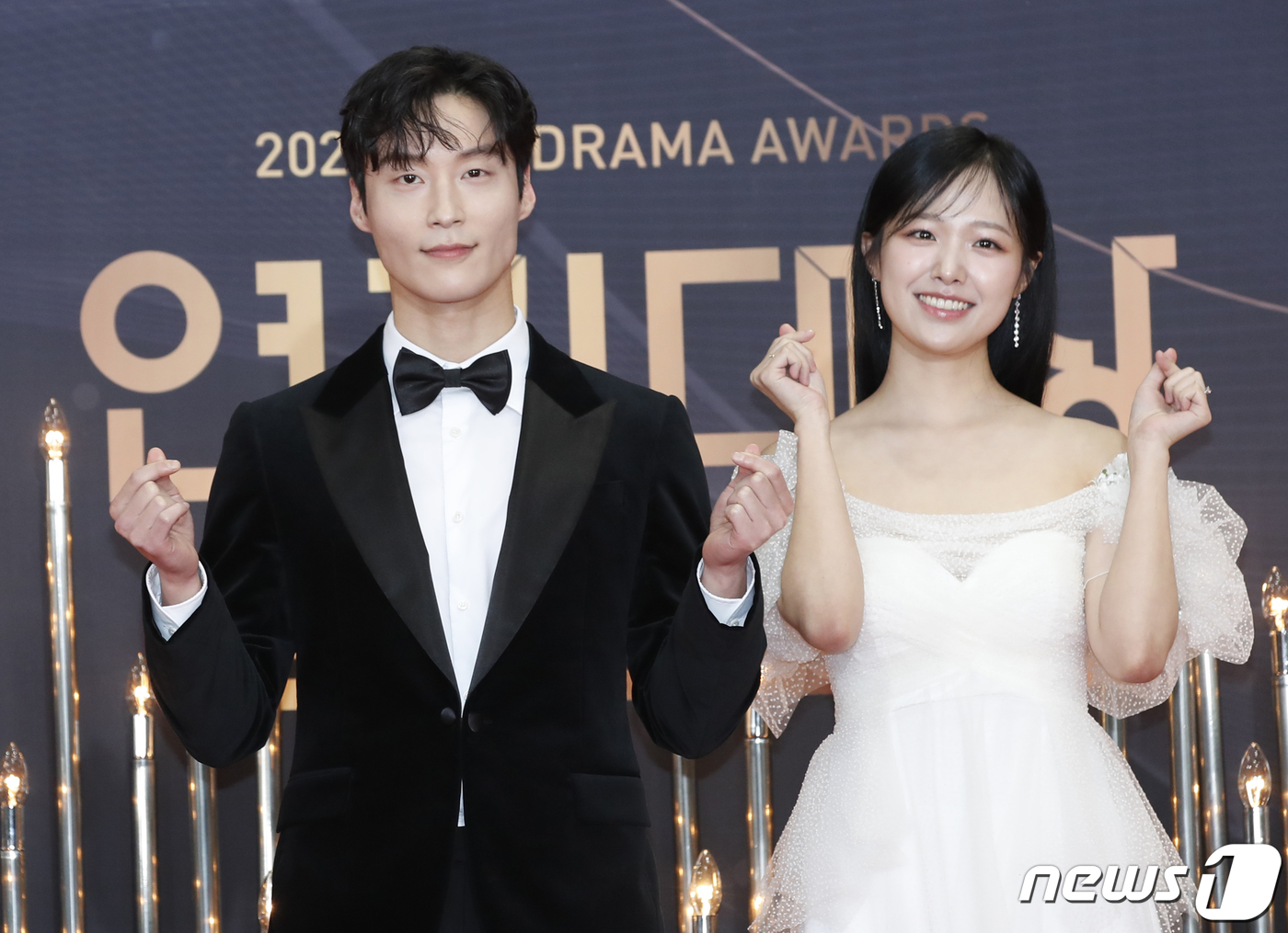 (서울=뉴스1) 권현진 기자 = 배우 허남준과 정보민(오른쪽)이 31일 오후 서울 영등포구 KBS 신관에서 진행된 ‘2023 KBS 연기대상’ 레드카펫 행사에서 포즈를 취하고 있다 …