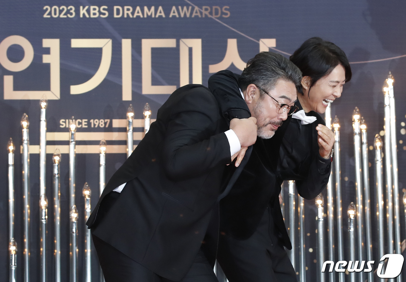 (서울=뉴스1) 권현진 기자 = 배우 이원종(왼쪽)이 31일 오후 서울 영등포구 KBS 신관에서 진행된 ‘2023 KBS 연기대상’ 레드카펫 행사에서 넘어질 뻔한 최수종을 부축하고 …