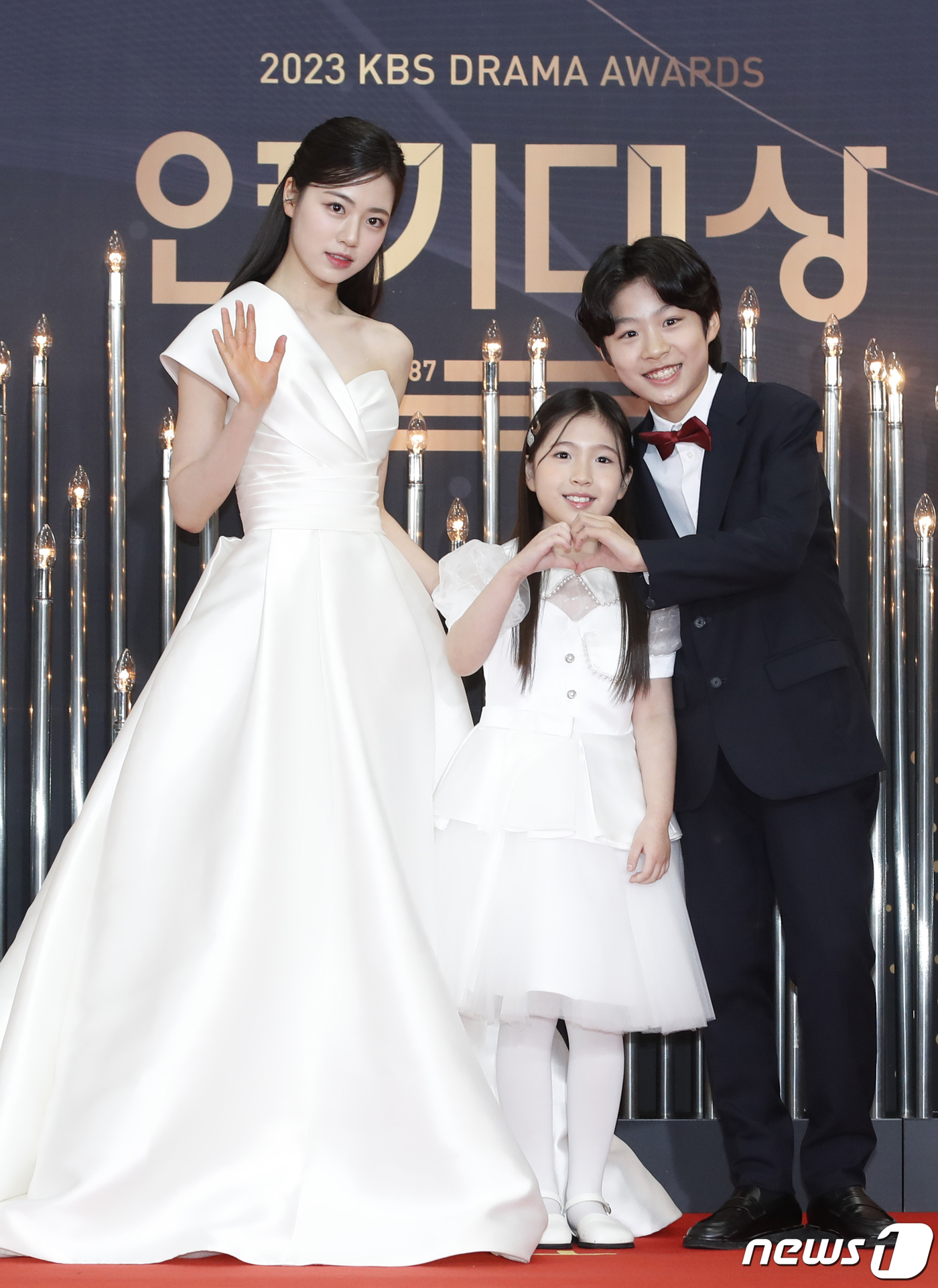 (서울=뉴스1) 권현진 기자 = 아역 배우 이가연(왼쪽부터)과 김유하, 이주원이 31일 오후 서울 영등포구 KBS 신관에서 진행된 ‘2023 KBS 연기대상’ 레드카펫 행사에서 포 …