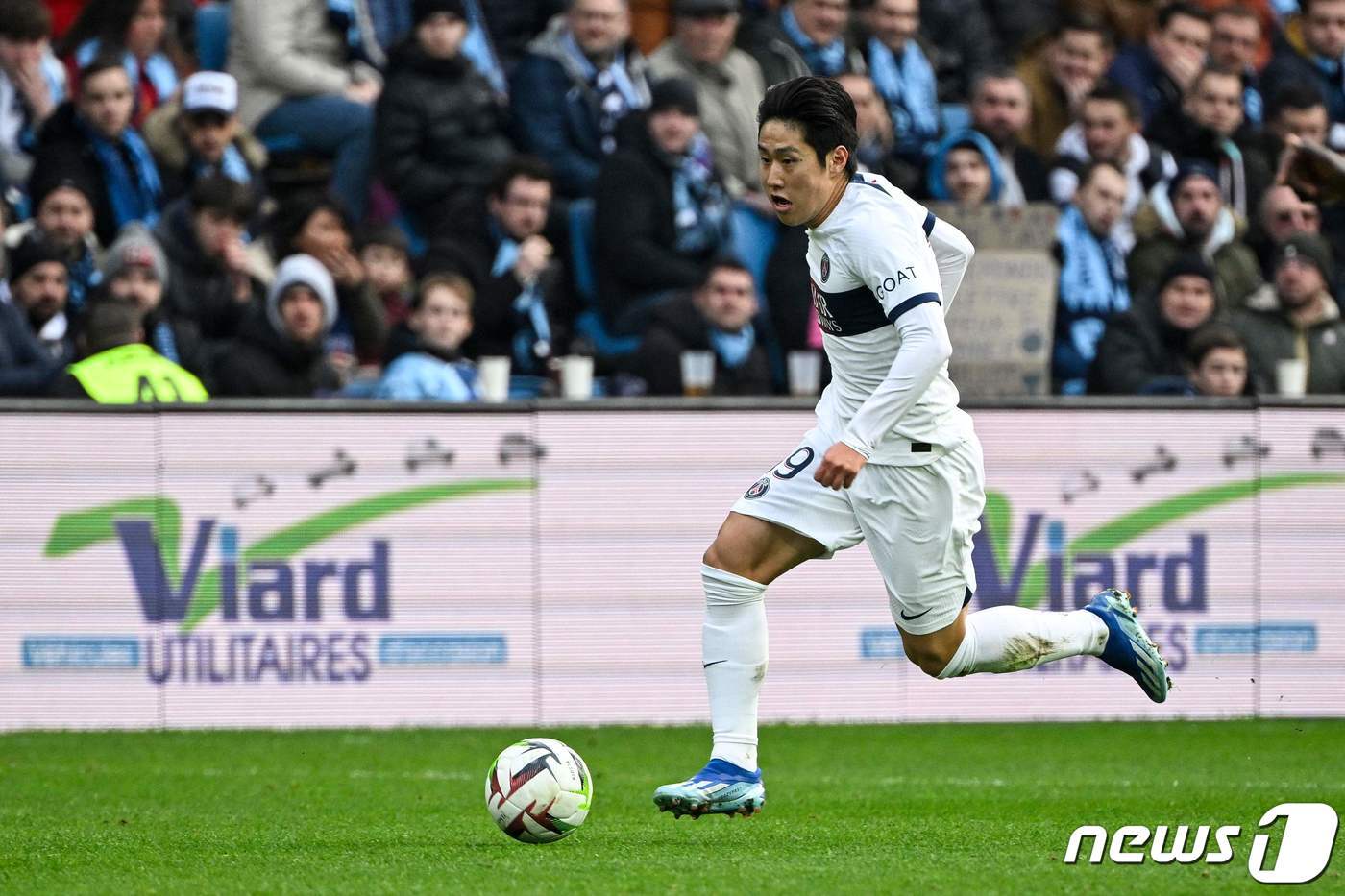 본문 이미지 - 파리생제르맹(PSG)의 이강인이 3일 프랑스 르아브르의 스타드 오세안에서 열린 르아브르와 2023~24시즌 프랑스 리그1 14라운드 원정경기에 선발 출격해 드리블을 하고 있다. . ⓒ AFP=뉴스1 ⓒ News1 김진환 기자