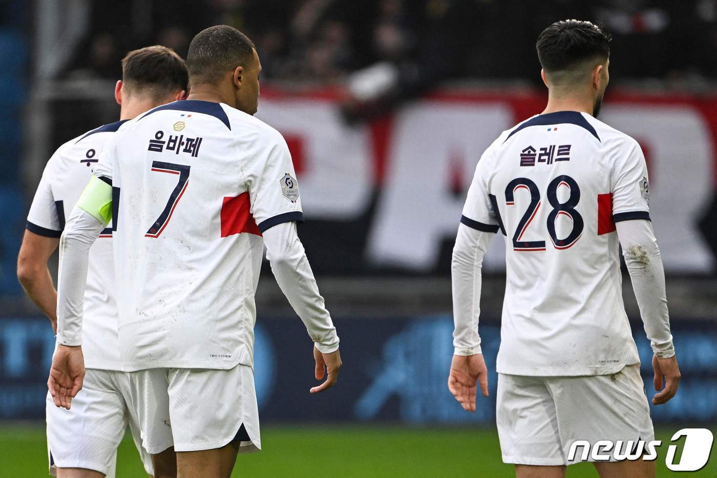 본문 이미지 - 파리생제르맹(PSG)의 킬리안 음바페와 카를로스 솔레르가 3일 프랑스 르아브르의 스타드 오세안에서 열린 르아브르와 2023~24시즌 프랑스 리그1 14라운드 원정경기에서 한글 이름이 적힌 유니폼을 입고 있다. ⓒ AFP=뉴스1 ⓒ News1 김진환 기자
