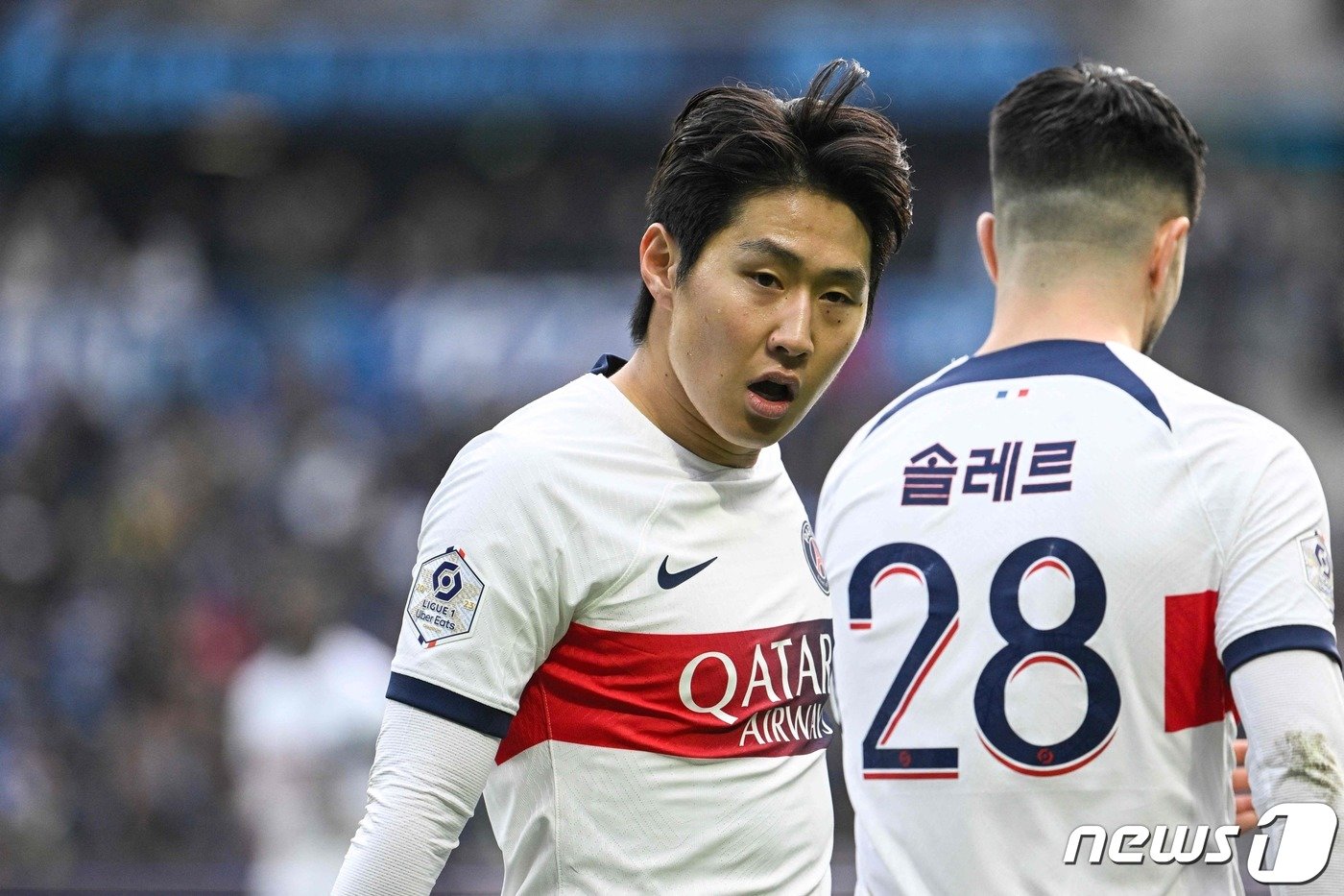 본문 이미지 - 파리생제르맹(PSG)의 이강인이 3일 프랑스 르아브르의 스타드 오세안에서 열린 르아브르와 2023~24시즌 프랑스 리그1 14라운드 원정경기에 선발 출격해 그라운드를 응시하고 있다.  ⓒ AFP=뉴스1 ⓒ News1 김진환 기자