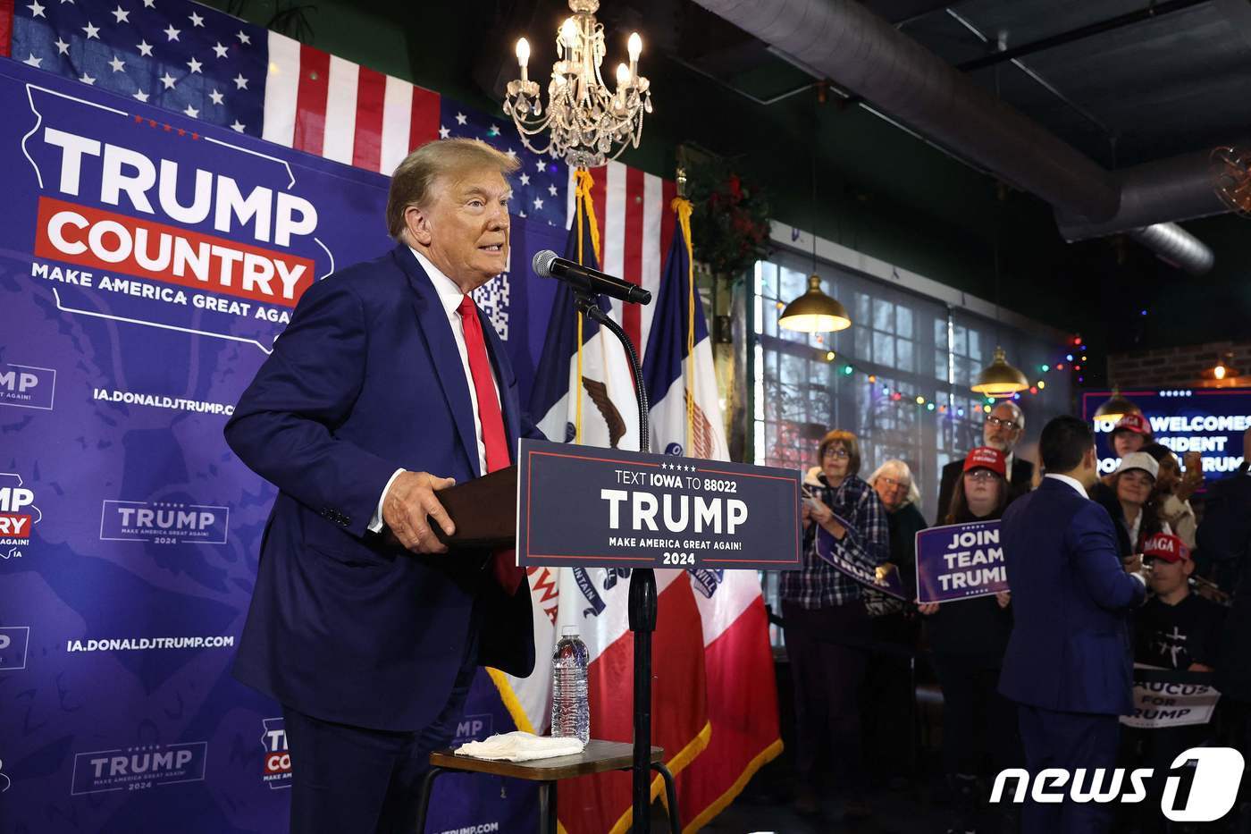 본문 이미지 - 조 바이든 미국 대통령이 2일(현지시간) 미국 아이오와주 안케니의 한 바에서 열린 캠페인 공약 행사에서 연설하고 있다. 23.12.02 ⓒ AFP=뉴스1 ⓒ News1 김예슬 기자