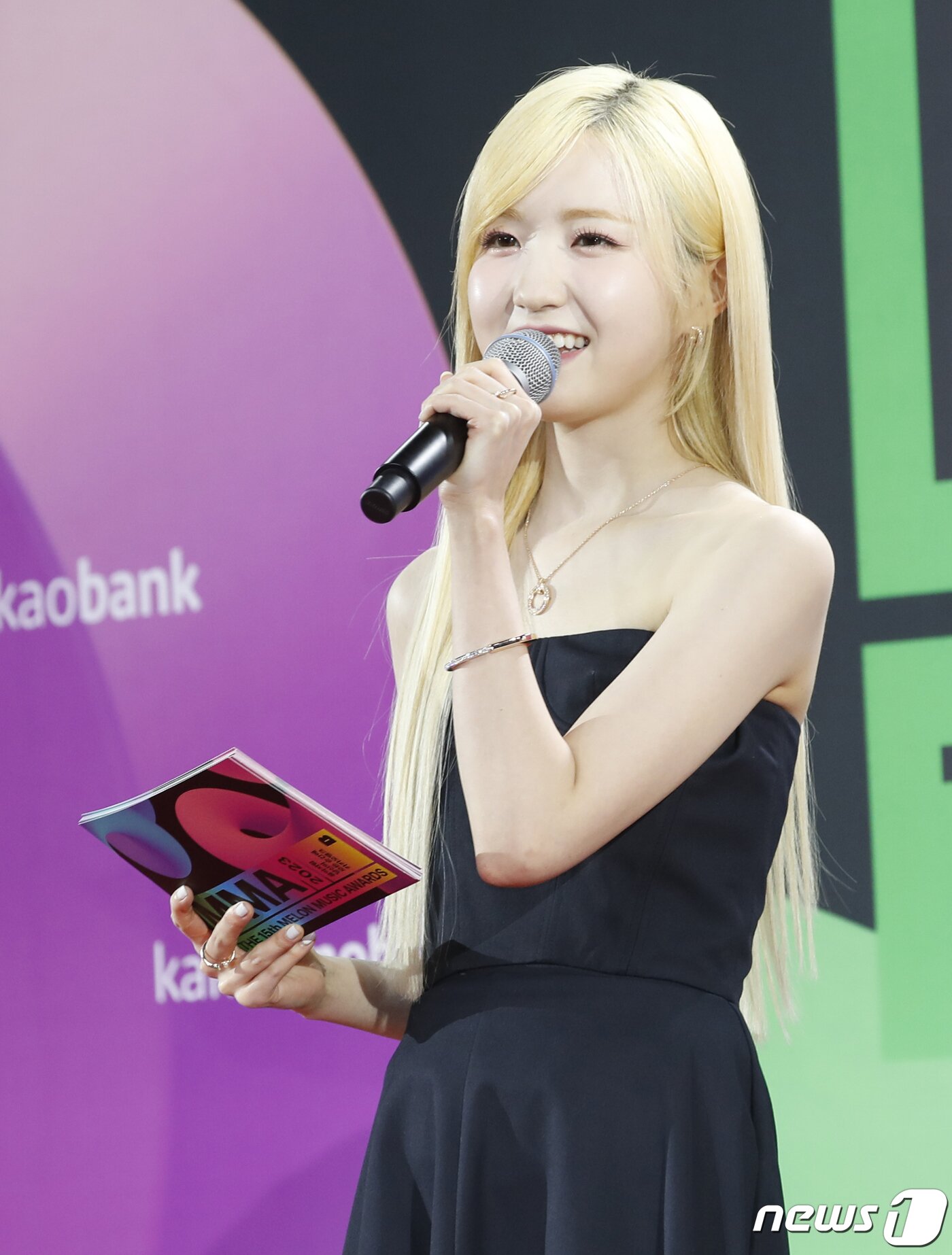 본문 이미지 - 혼다 히토미가 2일 인천 중구 인스파이어 아레나에서 열린 '멜론뮤직어워드(MMA2023(MELON MUSIC AWARDS)' 레드카펫 행사에서 진행을 하고 있다. ⓒ News1 권현진 기자