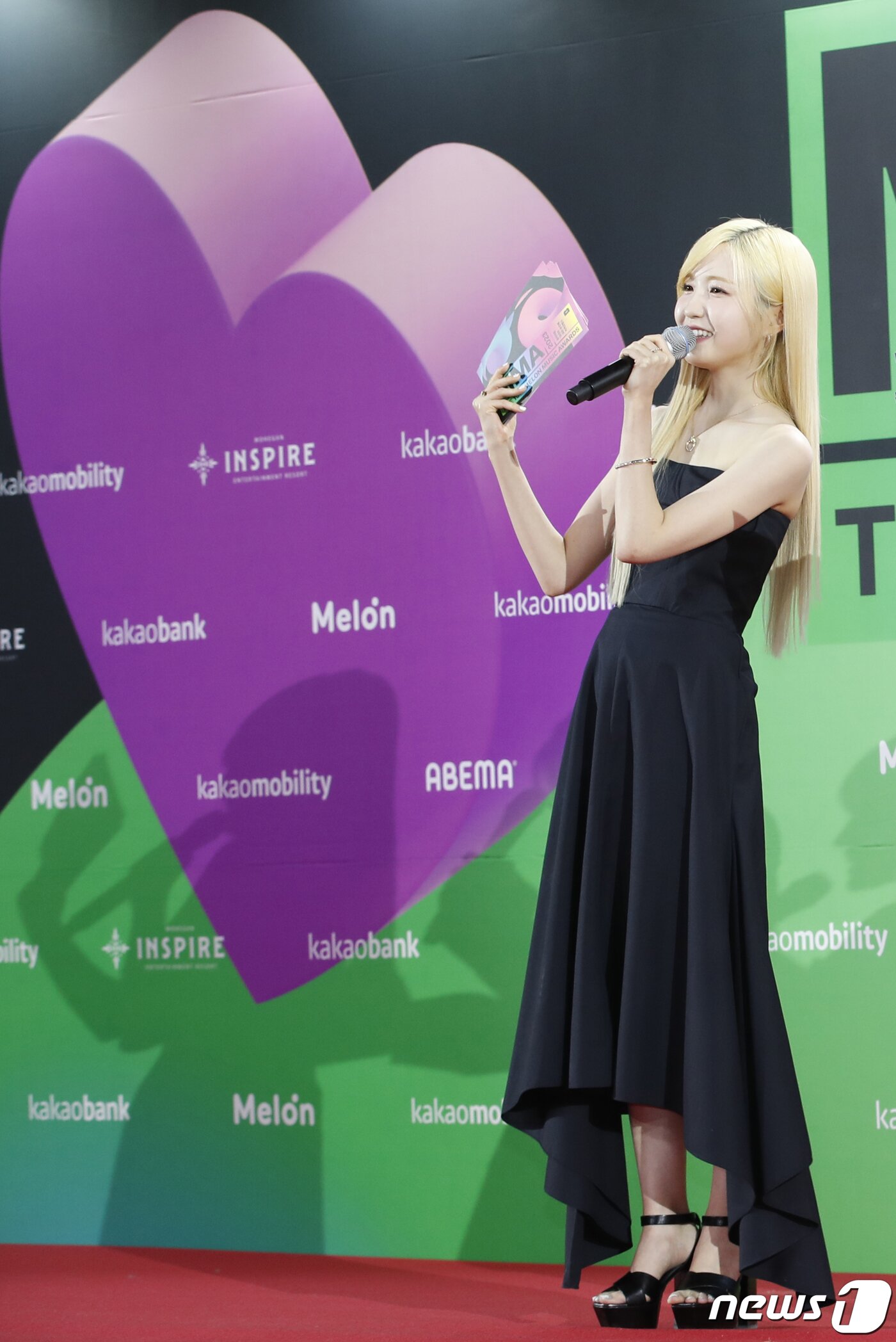 본문 이미지 - 혼다 히토미가 2일 인천 중구 인스파이어 아레나에서 열린 '멜론뮤직어워드(MMA2023(MELON MUSIC AWARDS)' 레드카펫 행사에서 진행을 하고 있다. ⓒ News1 권현진 기자