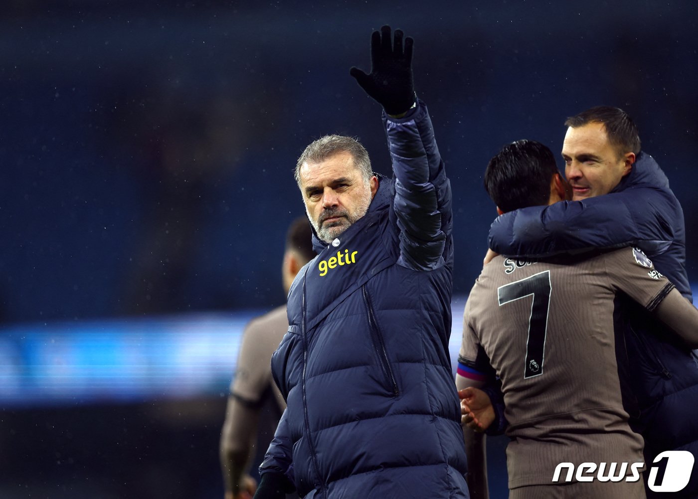 본문 이미지 - 토트넘의 손흥민이 3일(현지시간) 영국 맨체스터의 에티하드 스타디움에서 열린 EPL 맨체스터 시티와 경기와 경기를 무승부로 마친 뒤 엔제 포스테코글루 감독과 포옹을 하고 있다. 2023.11.4 ⓒ 로이터=뉴스1 ⓒ News1 우동명 기자